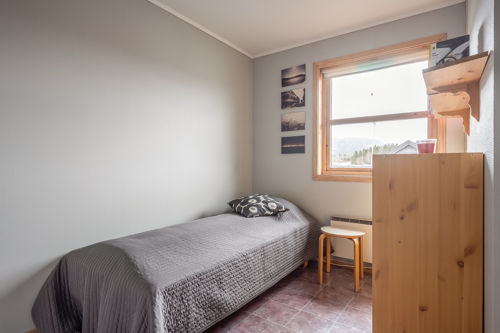 Innen kort gangavstand fra boligen er det både lekeplass for de minste og ballbinge for de litt større. Galleribilde