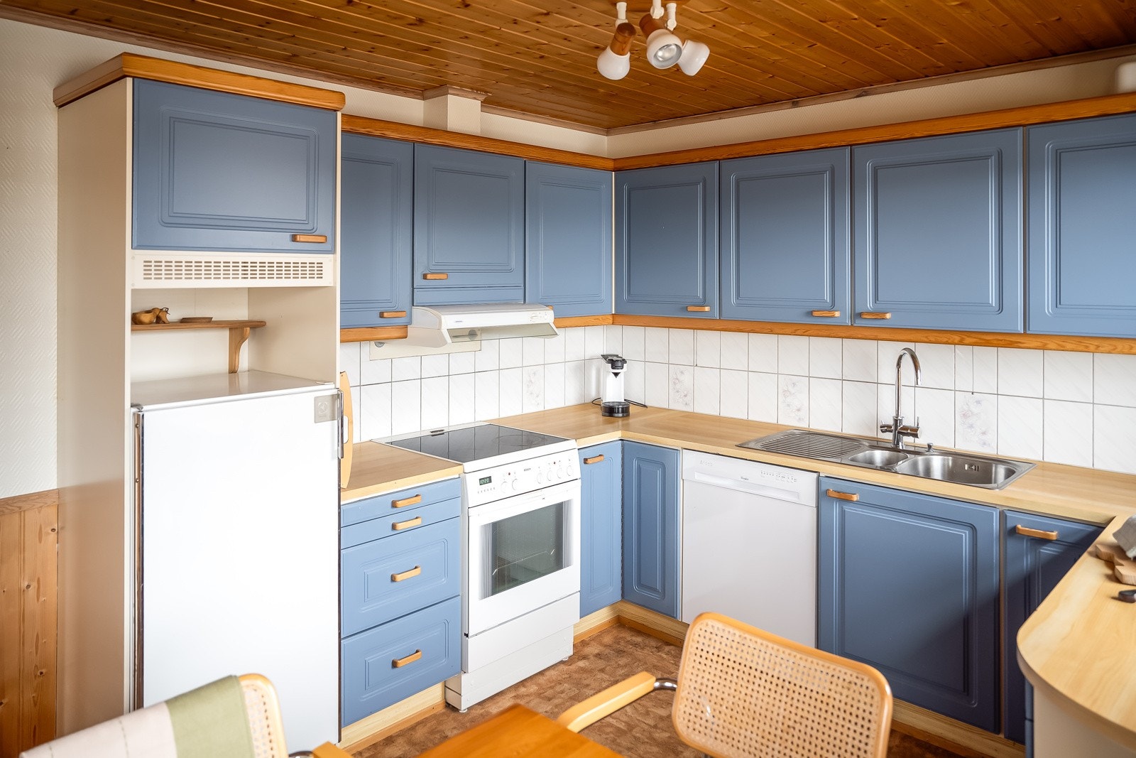 Folierte skrog, lakkerte fronter med profil og laminert benkeplate. Kjøkkenet får TG1 av takstmann. Galleribilde