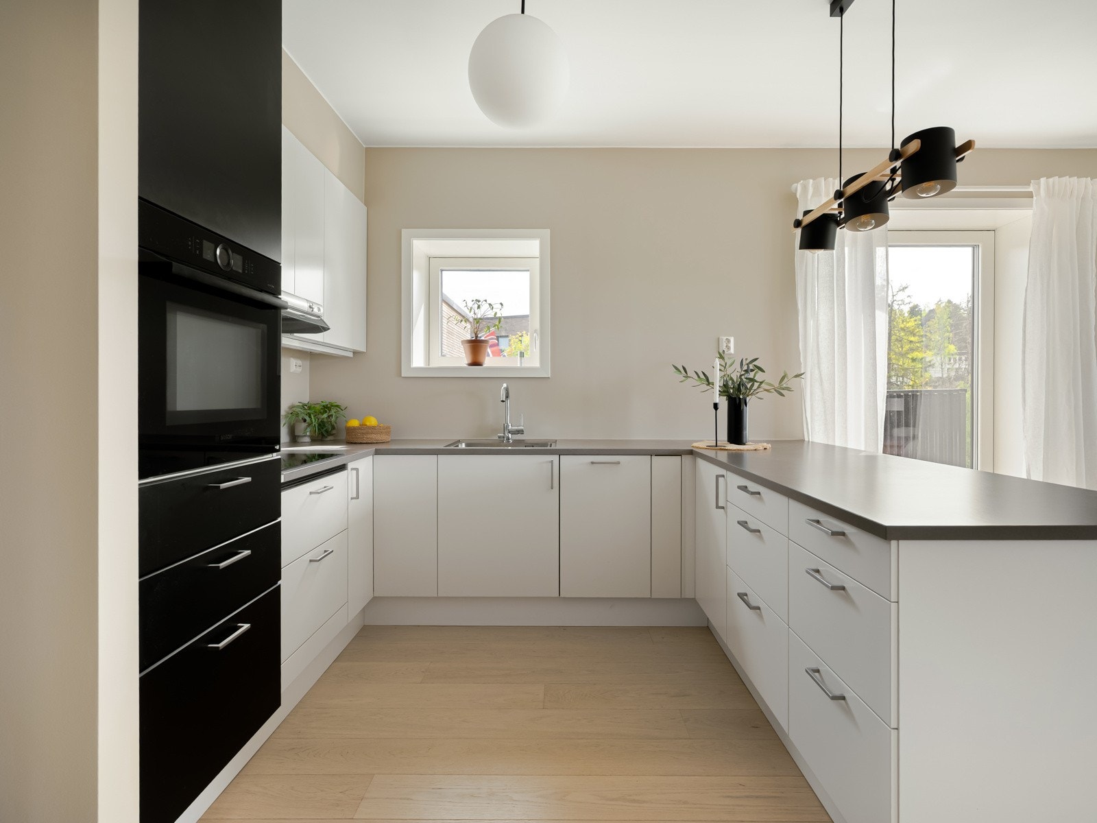 God oppbevaringsplass i skuffer og skap. Galleribilde