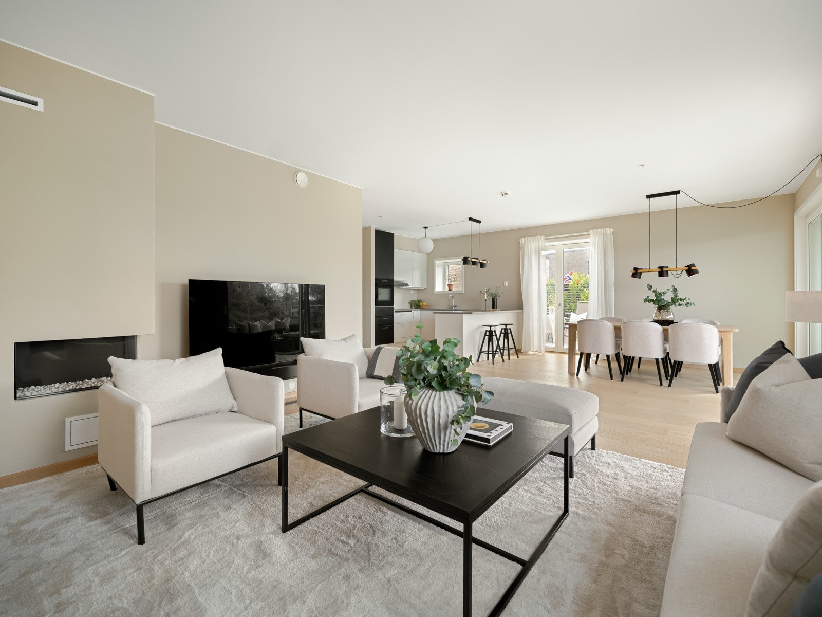 Stuen og kjøkkenet utgjør til sammen et fantastisk allrom, og er preget av en ren, nordisk stil. Galleribilde