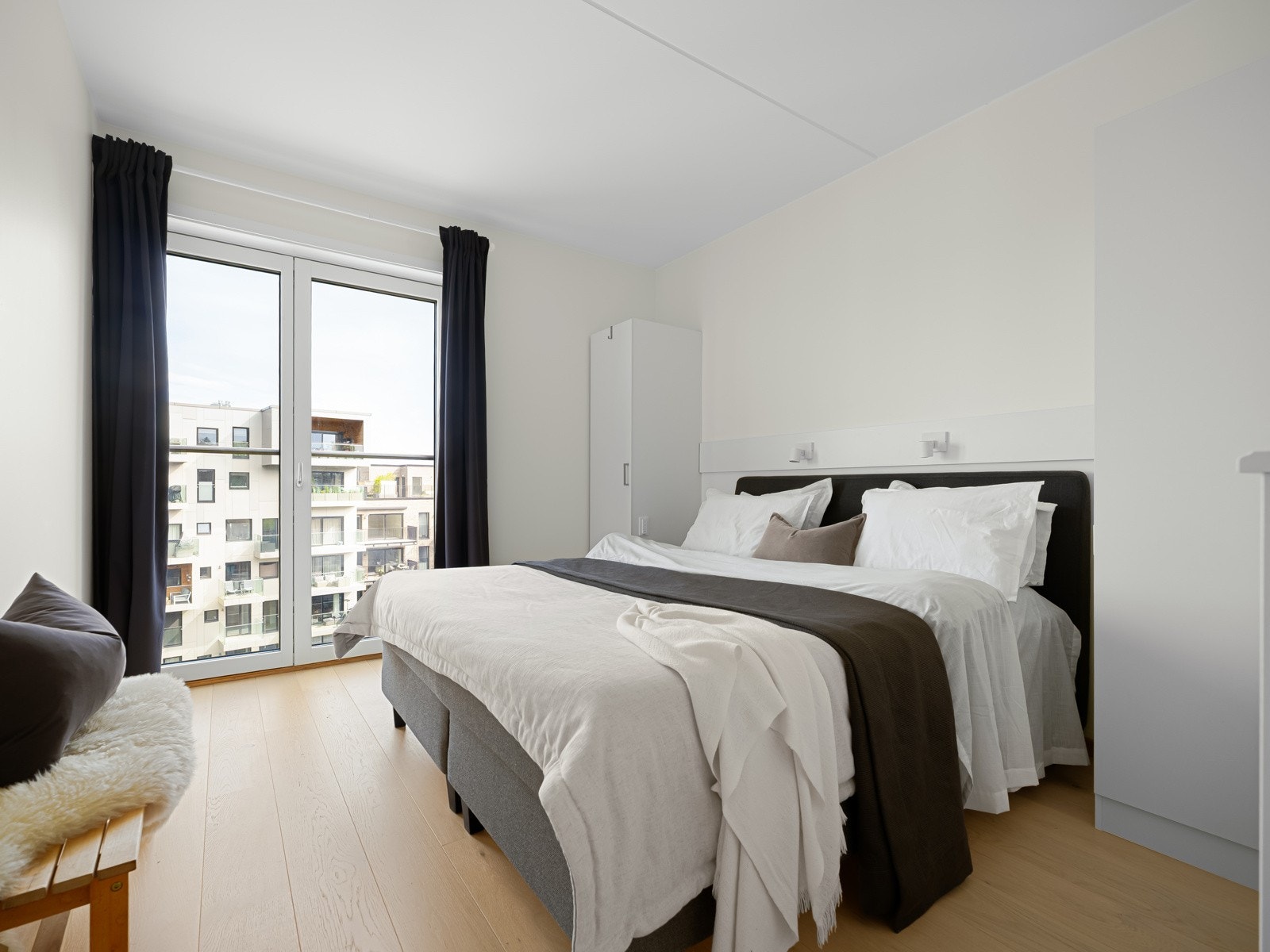 Stort, flott hovedsoverom med god plass til dobbeltseng. Galleribilde