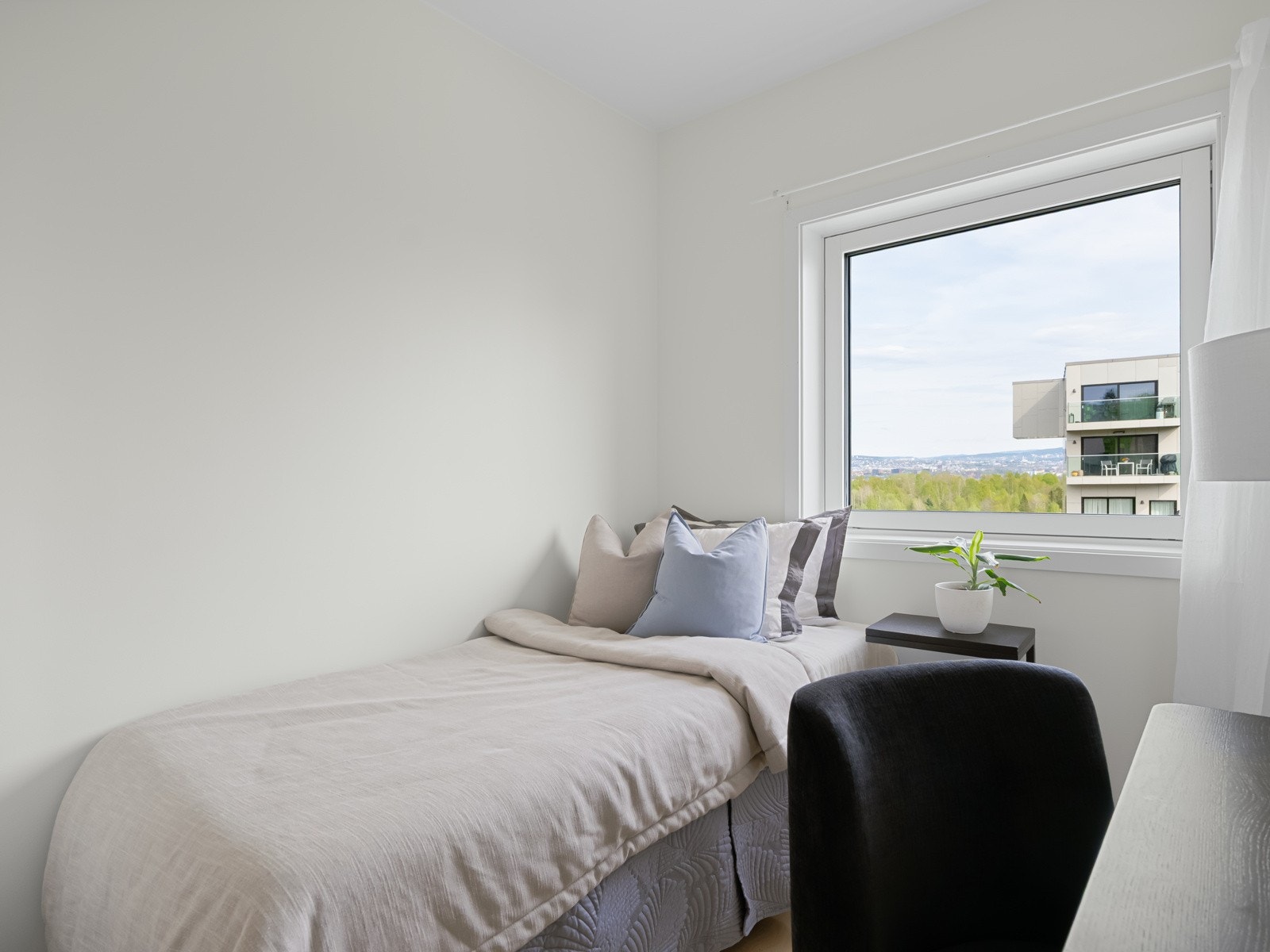 Et fleksibelt rom med plass til seng, skrivepult og diverse. Galleribilde