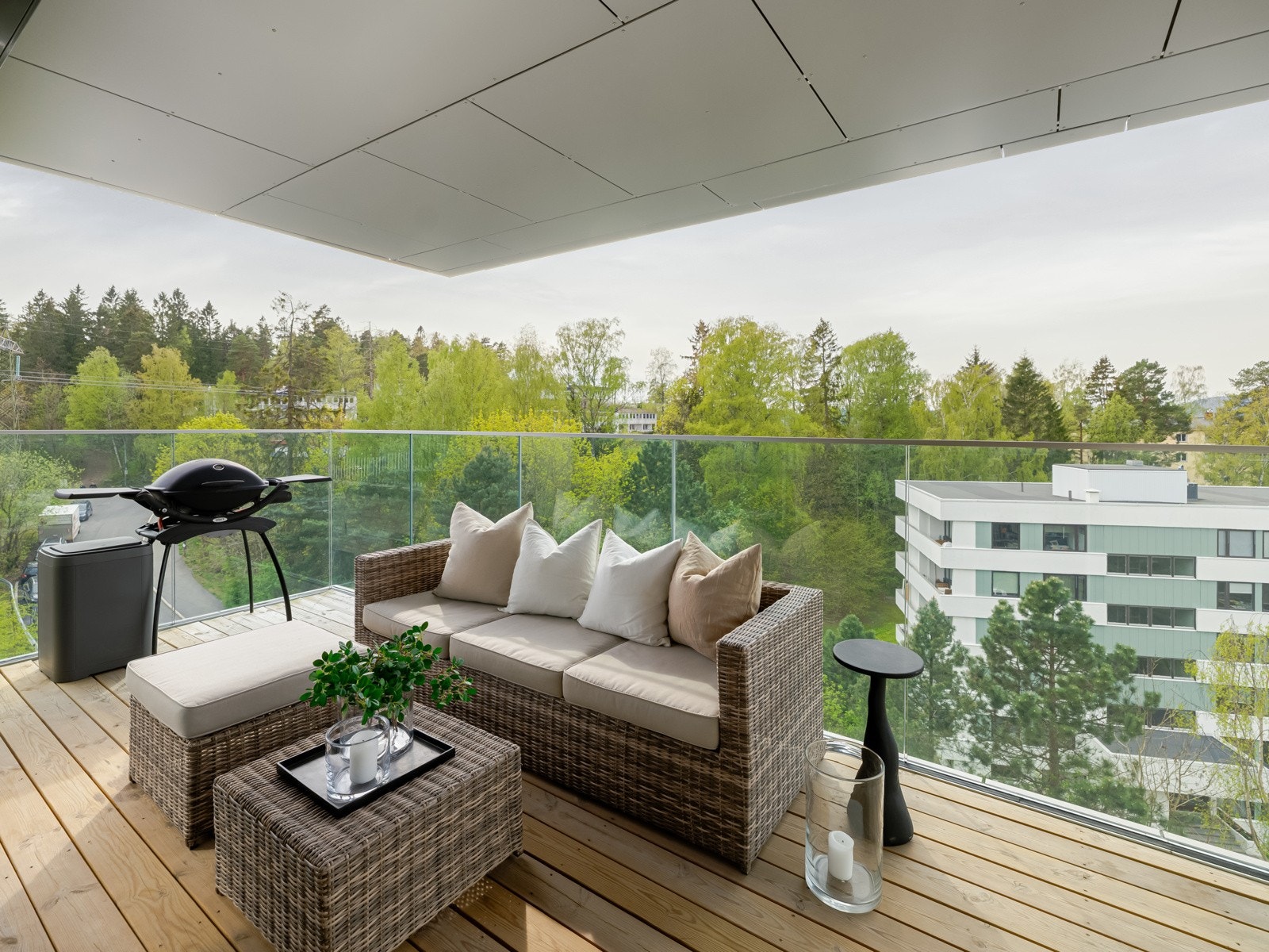 Stor, vestvendt balkong på 10kvm med god plass til utemøbler. Galleribilde