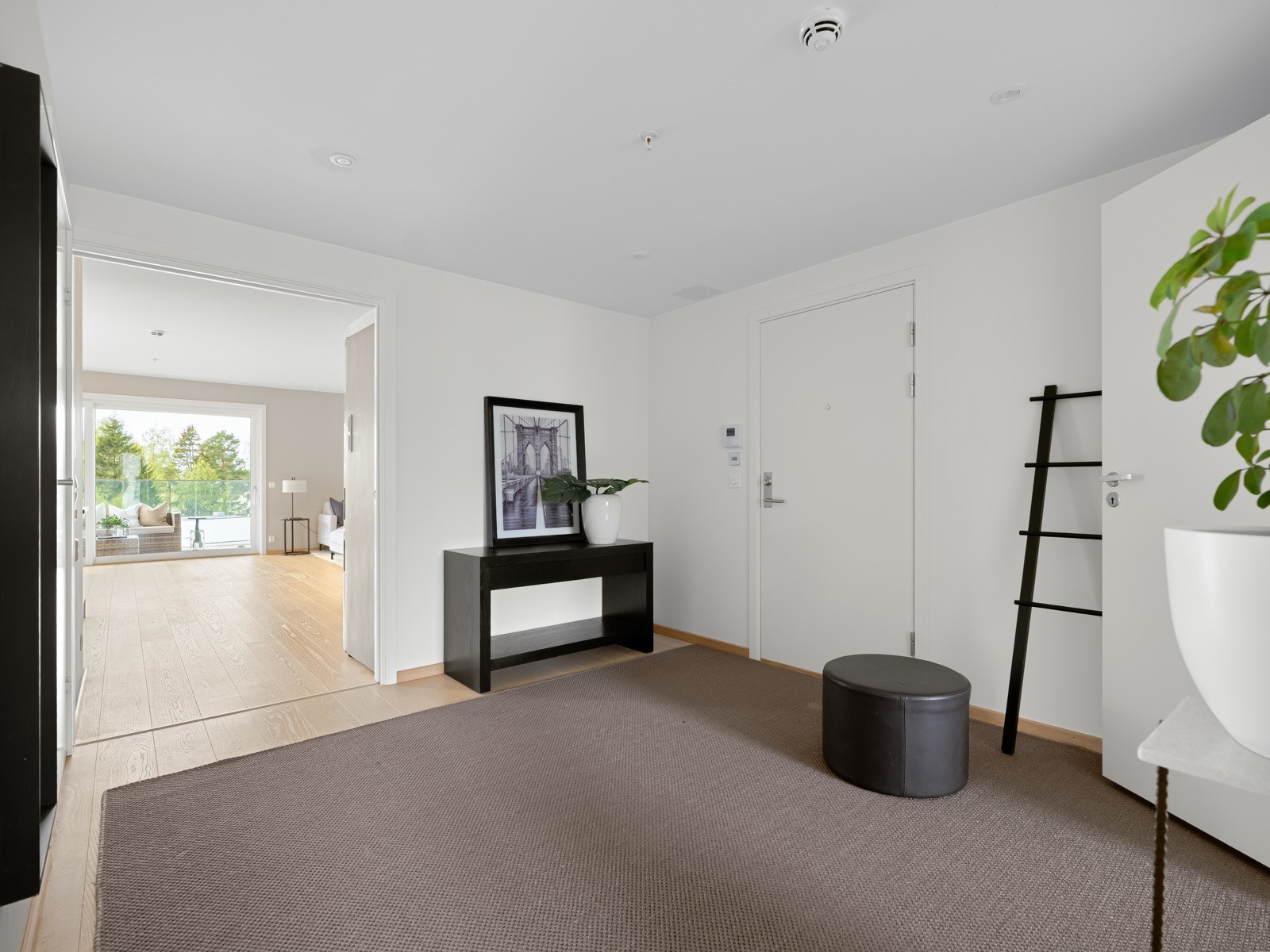 Et lyst, luftig og meget attraktivt hjem i byggets 8. etasje. Galleribilde