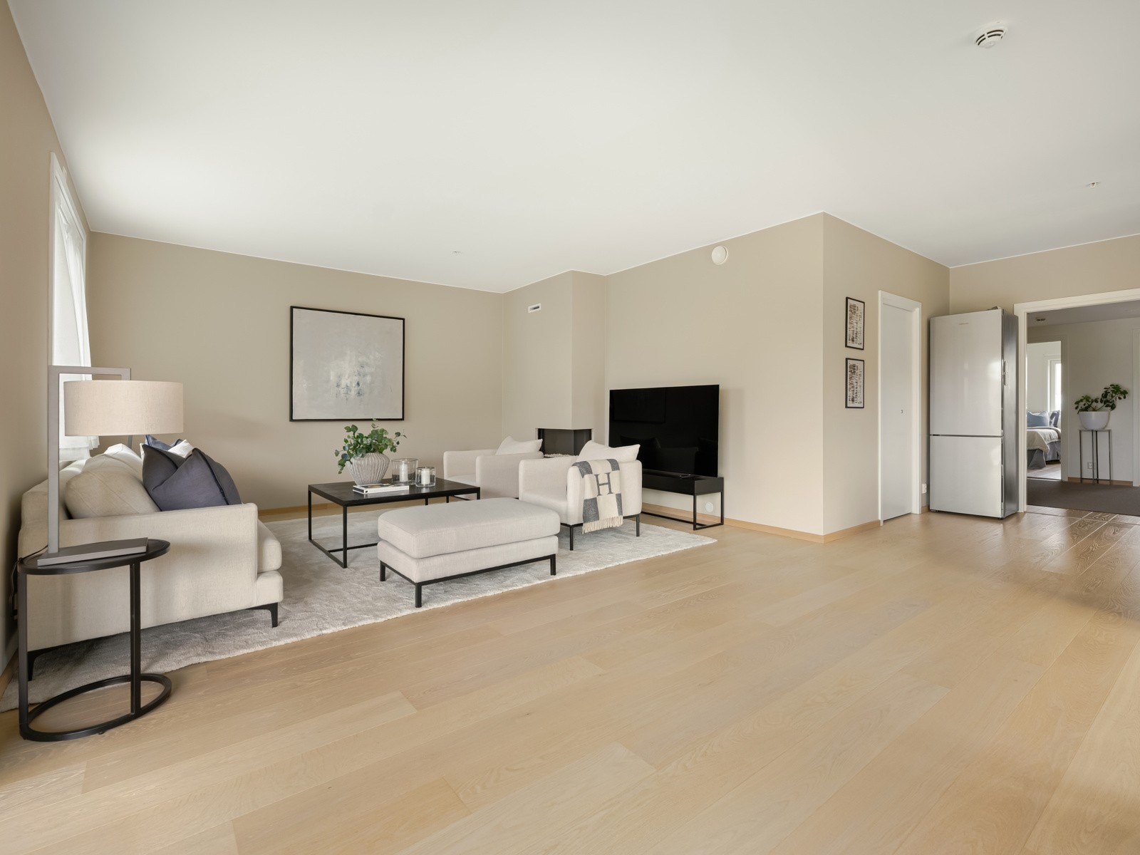 Gulvet er belagt med flott 1-stavs eikeparkett. Galleribilde