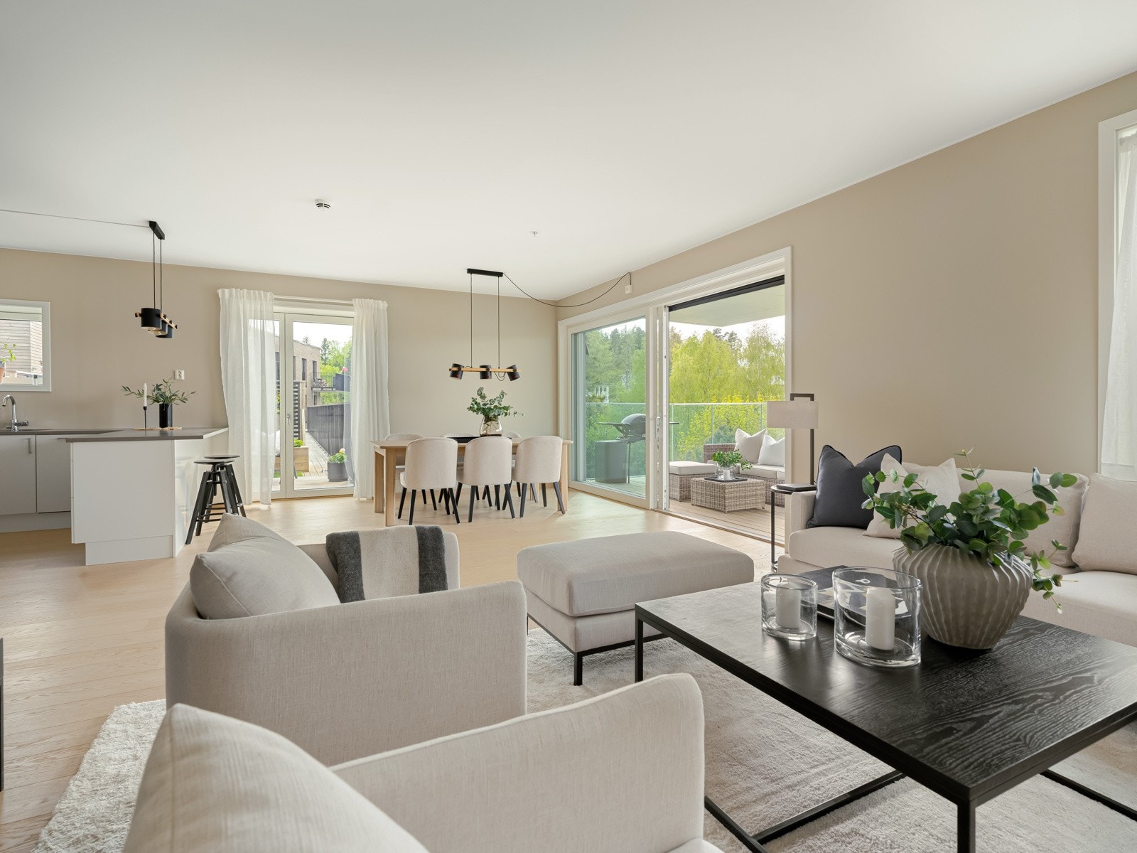 Her finnes mange muligheter, hva gjelder å plassere sittegruppene, og dere får mer enn nok rom for sosiale sammenkomster. Galleribilde