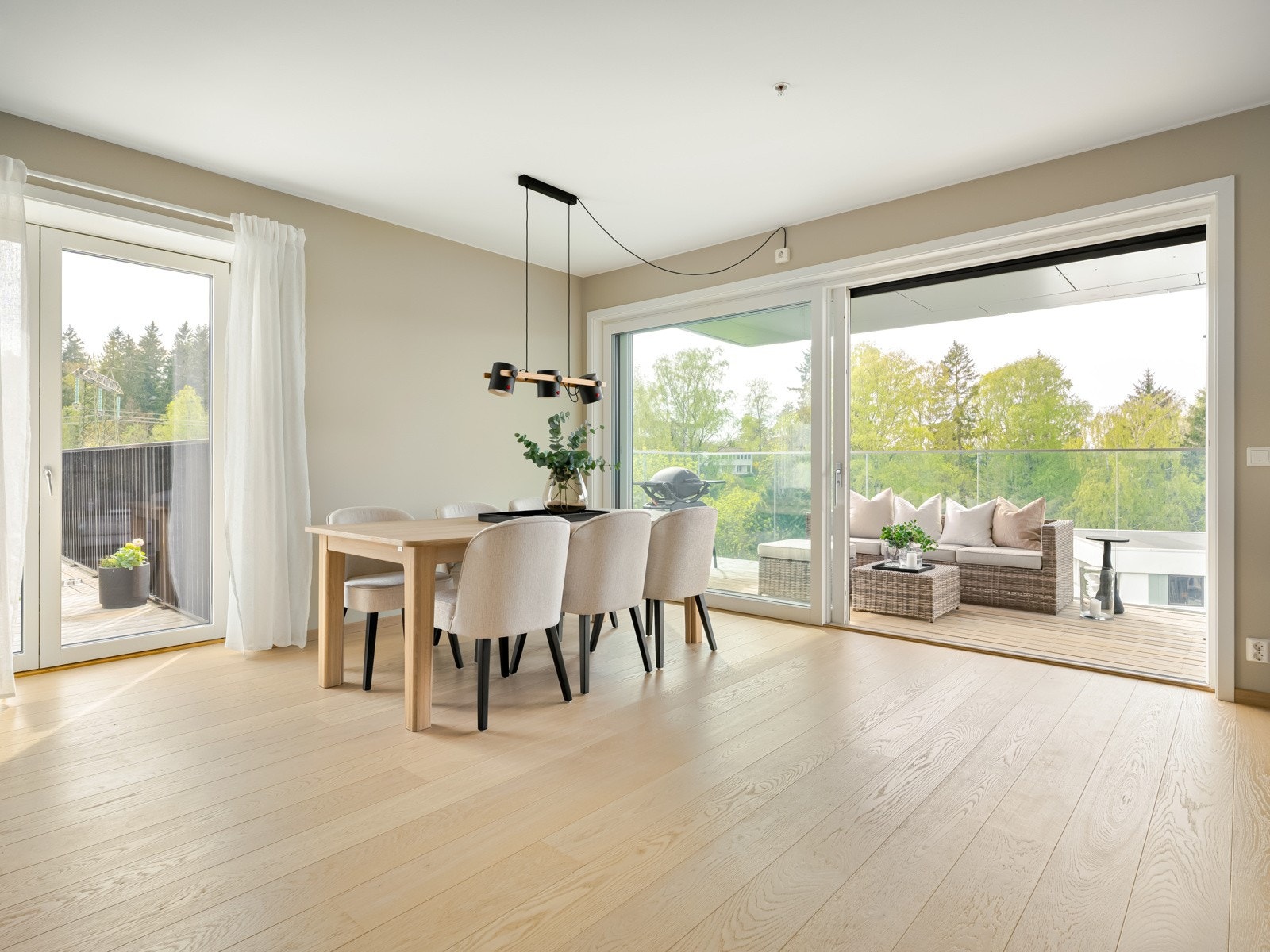 Store, takhøye vinduer sørger for meget gode lysforhold. Galleribilde