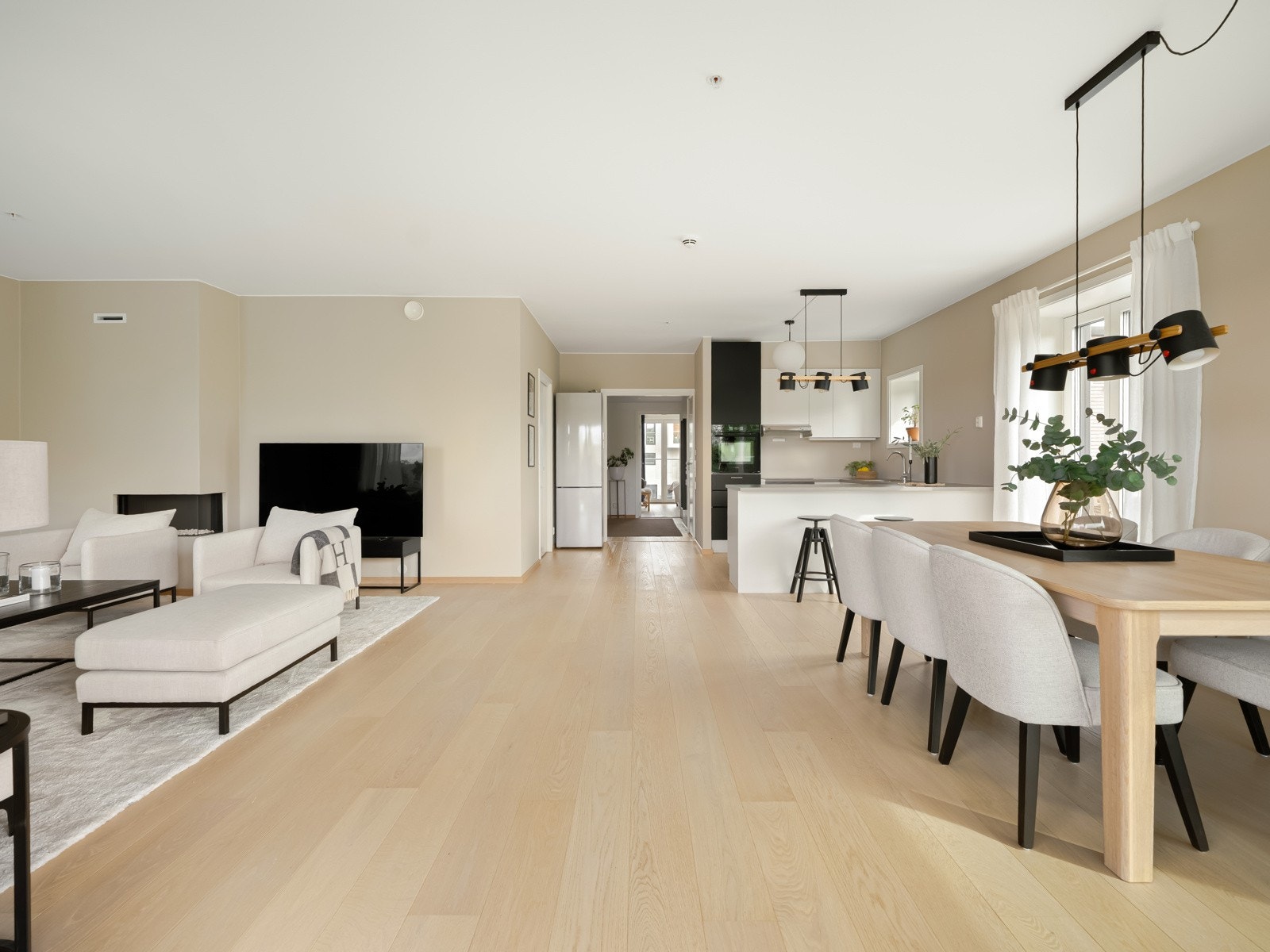 Planløsningen er gjennomgående og det er vannbåren gulvvarme i alle rom. Galleribilde