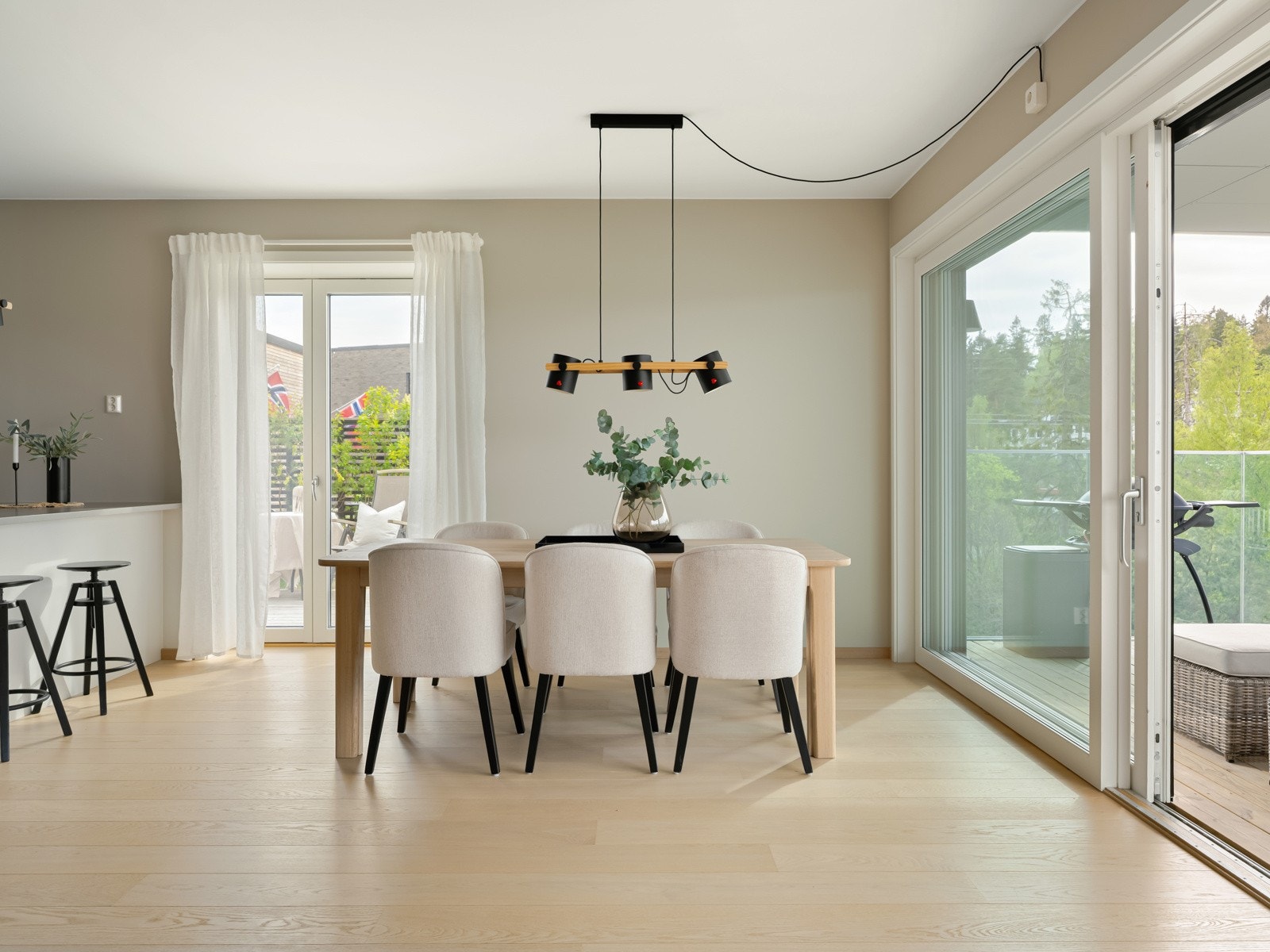 Et hyggelig spisebord finner sin naturlige plass og innbyr til sosiale lag, så vel som hverdagslige måltider med familien. Galleribilde