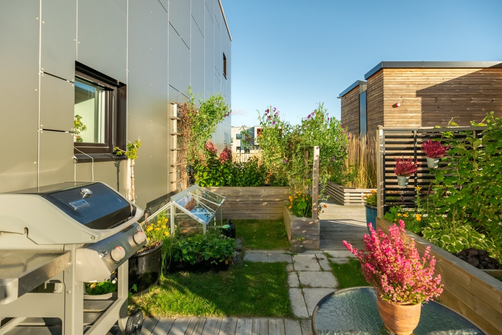 Direkte utgang til en nydelig uteplass med frodig beplantning. Gassgrillen følger med og er fast tilkoblet leilighetens gassanlegg Galleribilde