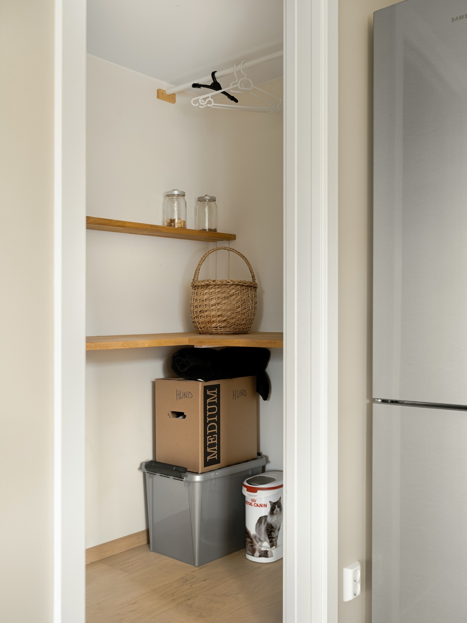 Ved siden av kjøkkenet er det en innvendig bod. Galleribilde