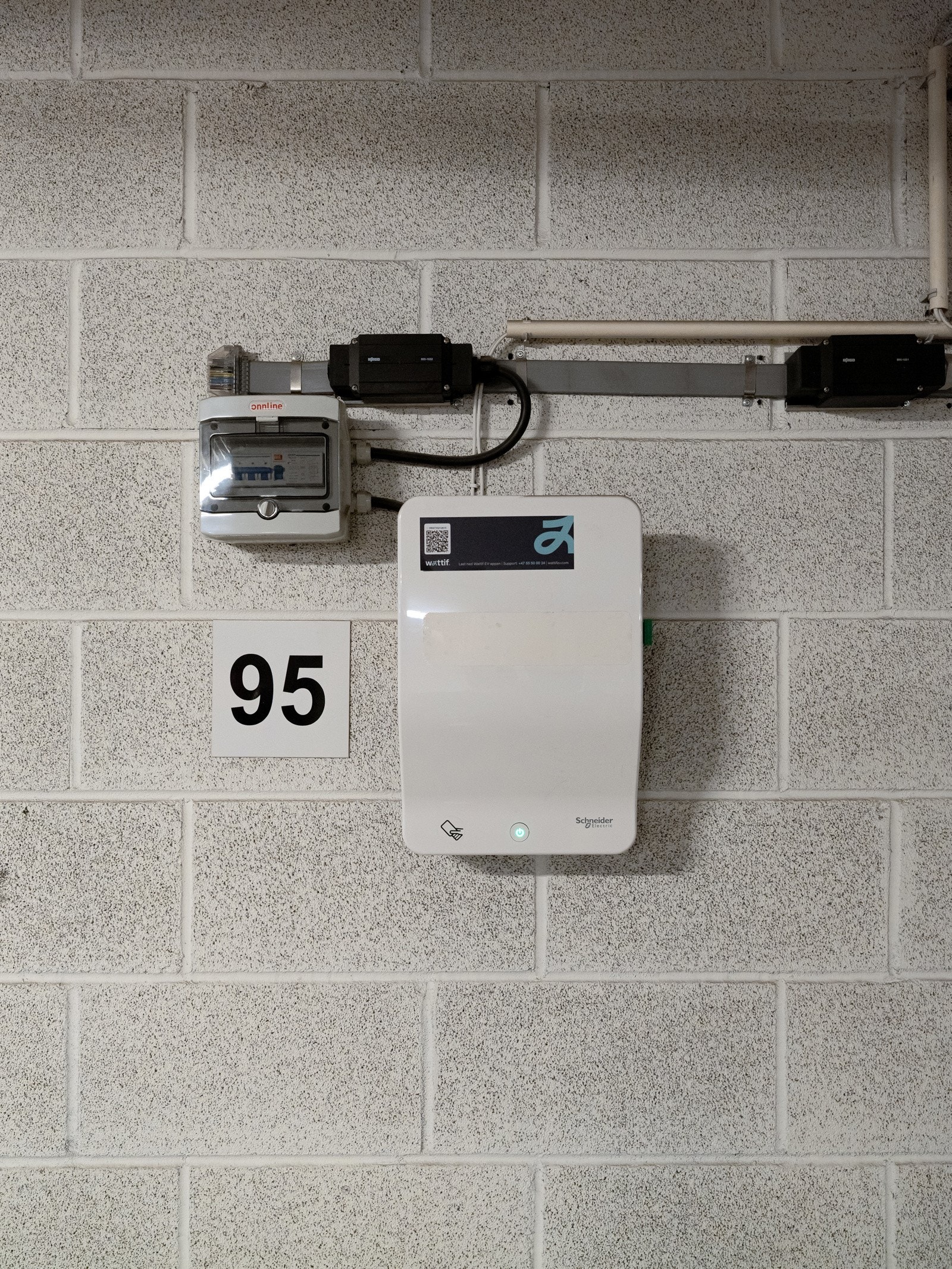 Det er montert lader på plassen. Galleribilde