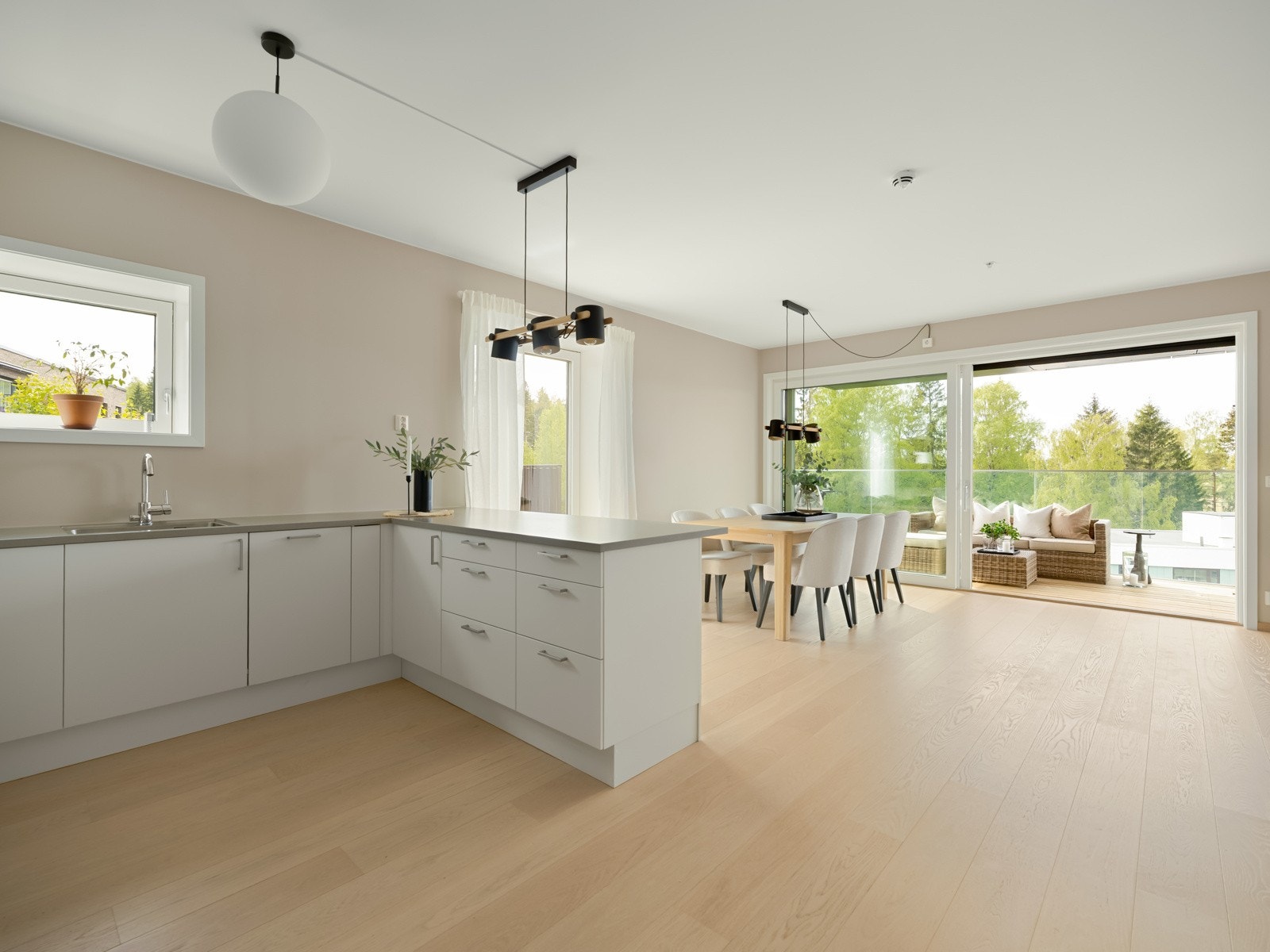 Flott allrom med utgang til to solrike uteplasser. Galleribilde