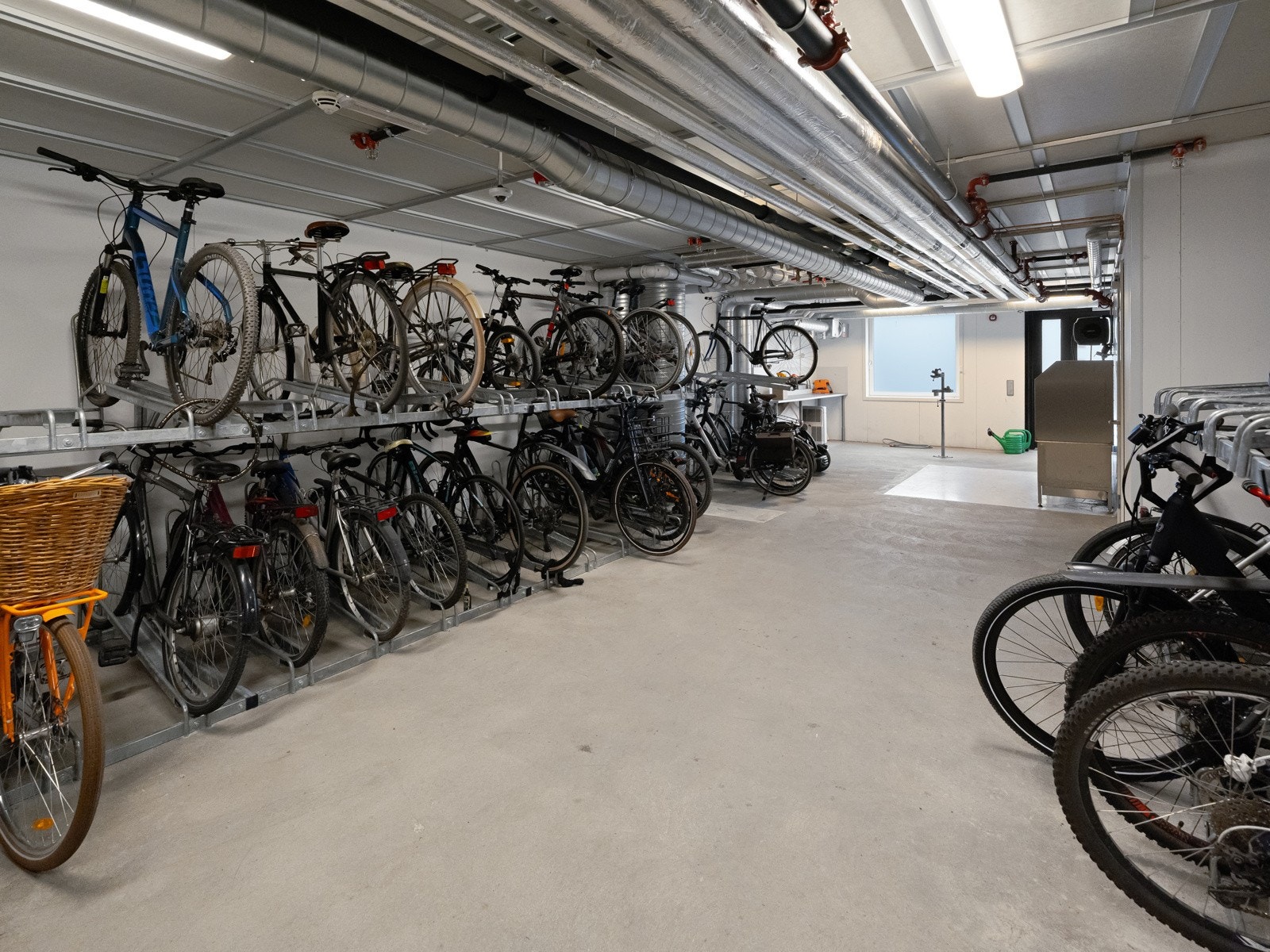 Felles innendørs sykkelparkering. Det er også er sykkeldusj og smørebenk (med avtrekk) i sykkelboden Galleribilde