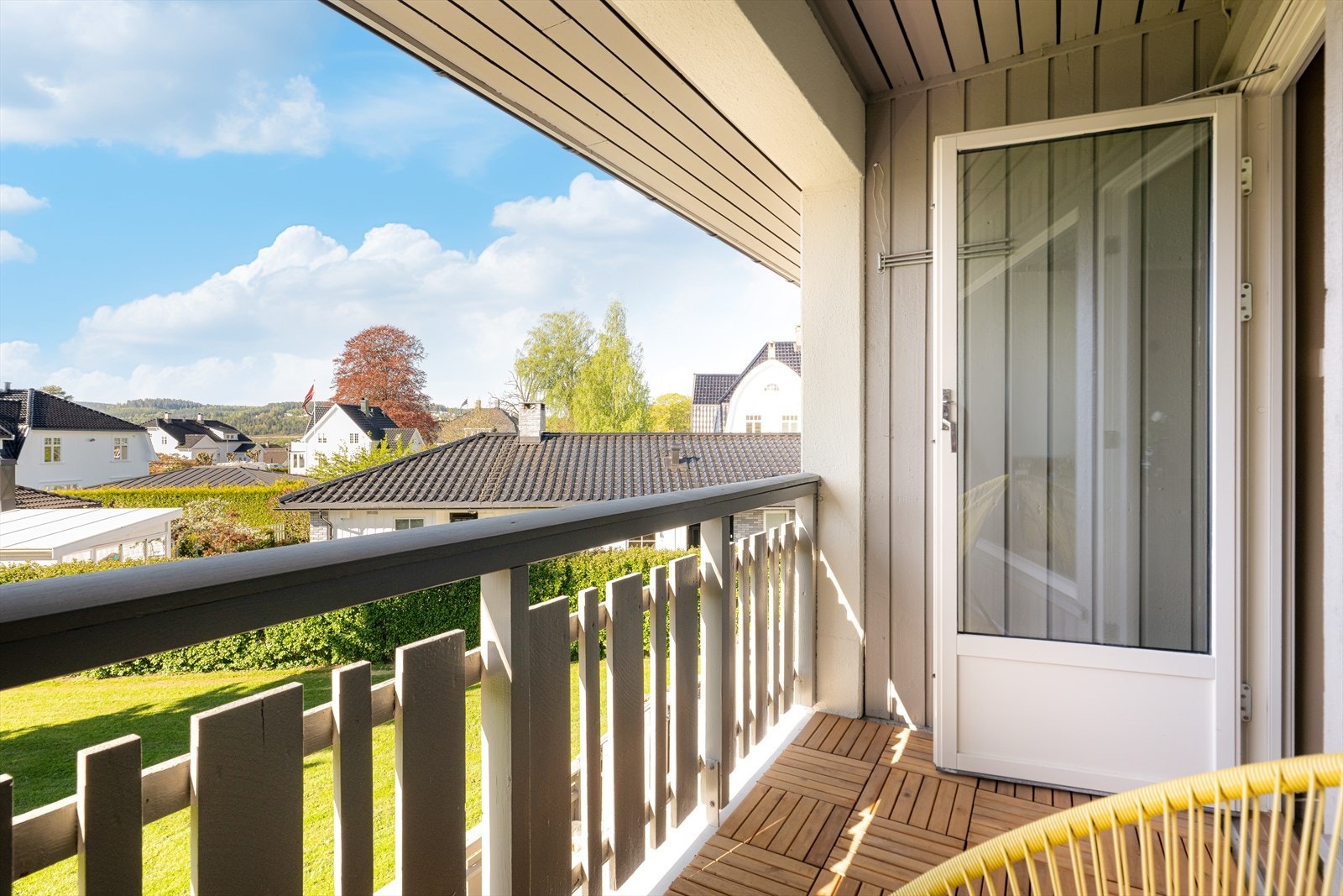 Hyggelig balkong med fin utsikt over borettslagets fellesområder. Galleribilde