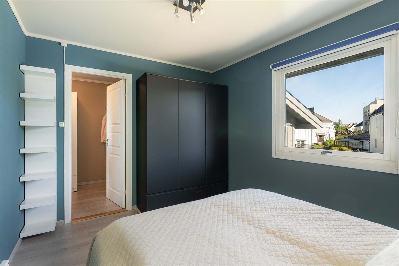 Her er det også praktisk garderobeskap til oppbevaring av klesbeholdningen. Galleribilde