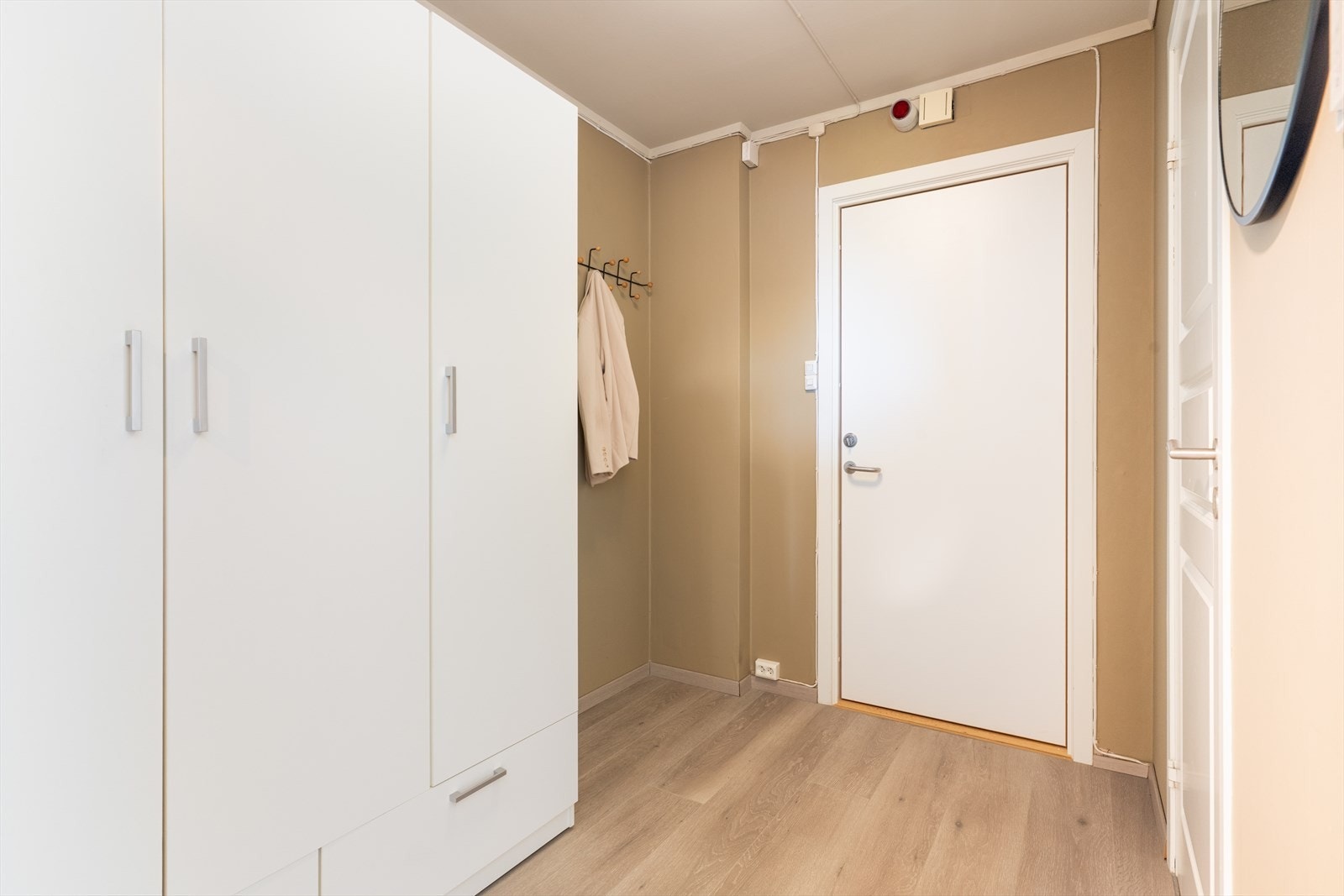 Velkommen inn! Entré med plass til oppheng av jakker og sko. Herfra er det videre adkomst til leilighetens soverom, bad og stue. Galleribilde