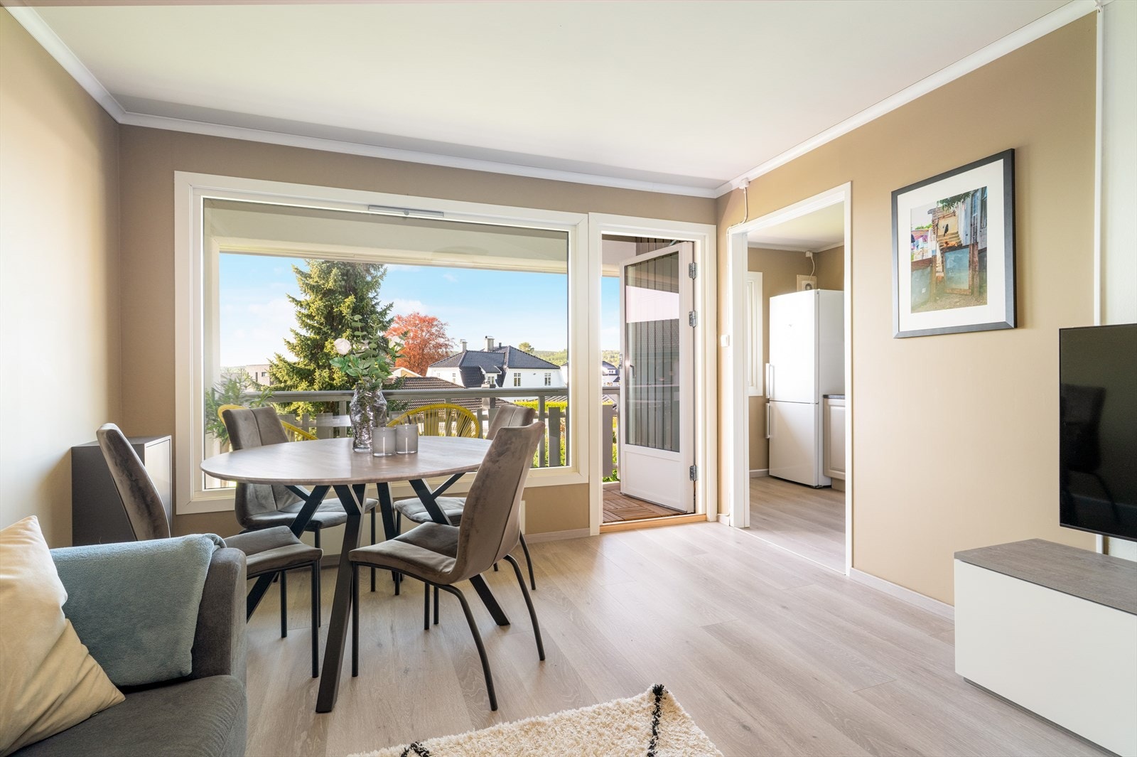 Stue med gode vindusflater som slipper inn godt med naturlig lys. Galleribilde