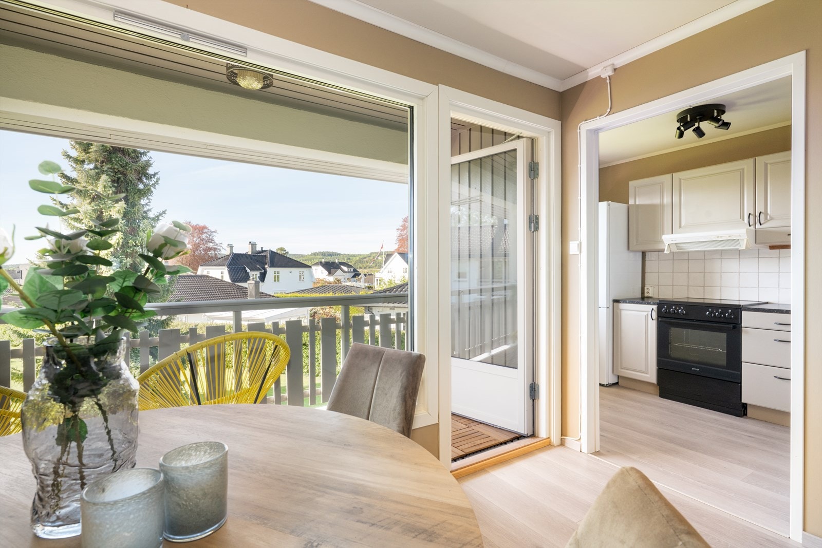 Fra stuen er det videre adkomst til boligens balkong og kjøkken. Galleribilde