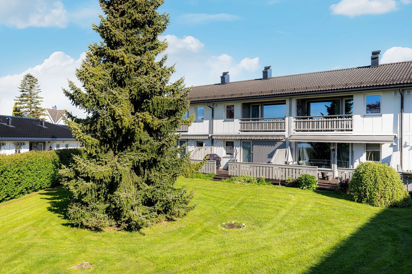 Boligen ligger sentralt og fint til på Falkum med gangavstand til Skiens sentrumsgater med alle fasiliteter. Området er barnevennlig, med barnehage og barneskole innen gangavstand samt flere dagligvareforretninger. Galleribilde