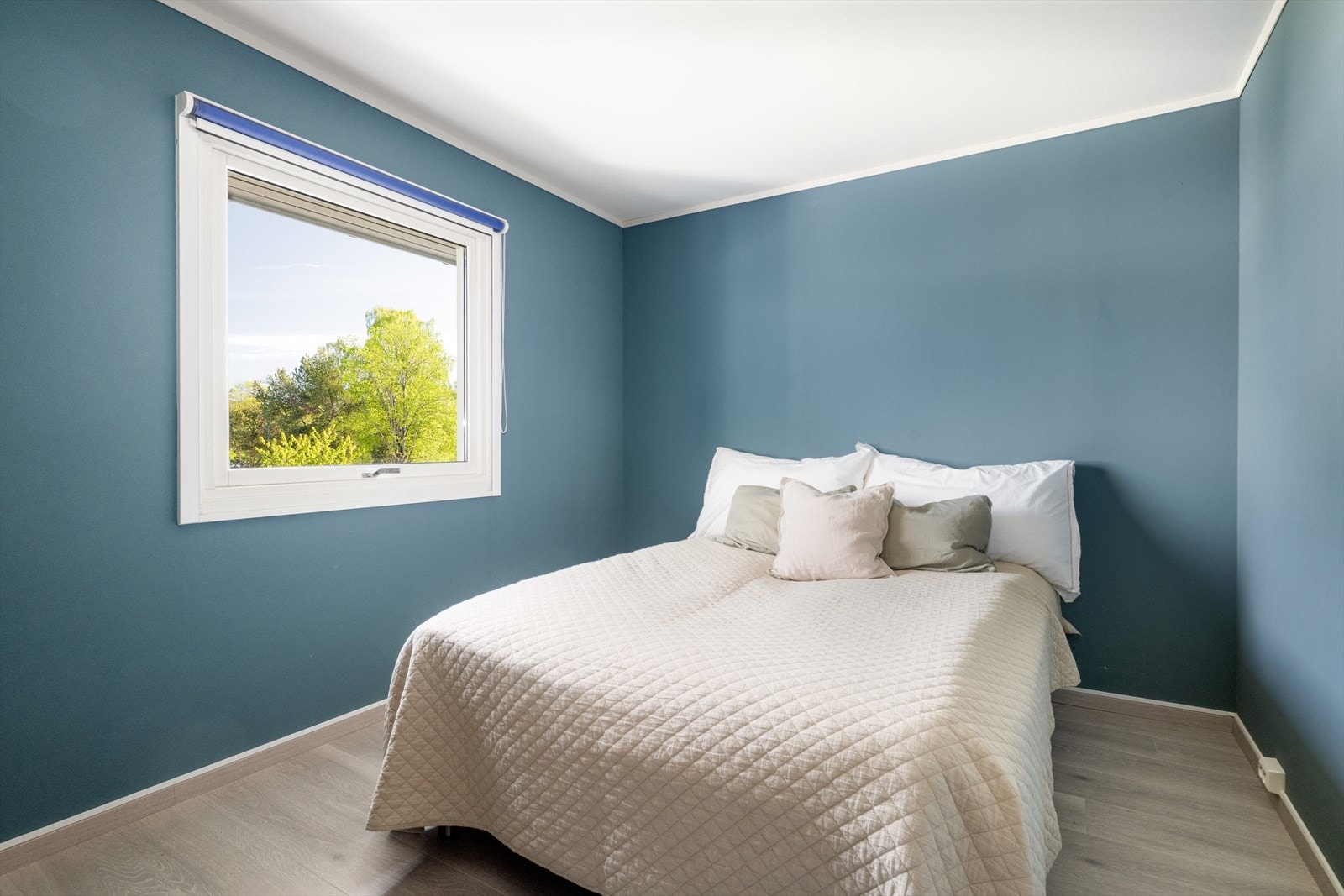 Romslig soverom malt i en delikat blåfarge, med plass til dobbeltseng og annet oppbevaringsmøblement etter ønske. Galleribilde