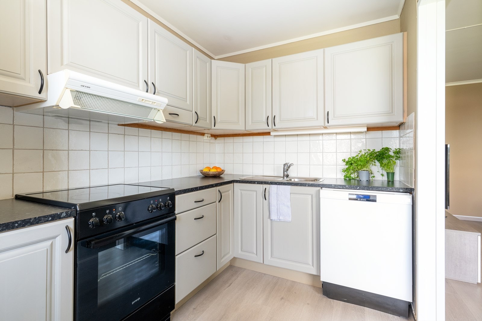 Boligens kjøkkeninnredning består av profilerte dør og skuffe fronter i furu med benkeplate i laminat. Innredning ble malt i 2019, og er fra 1990 tallet. Galleribilde