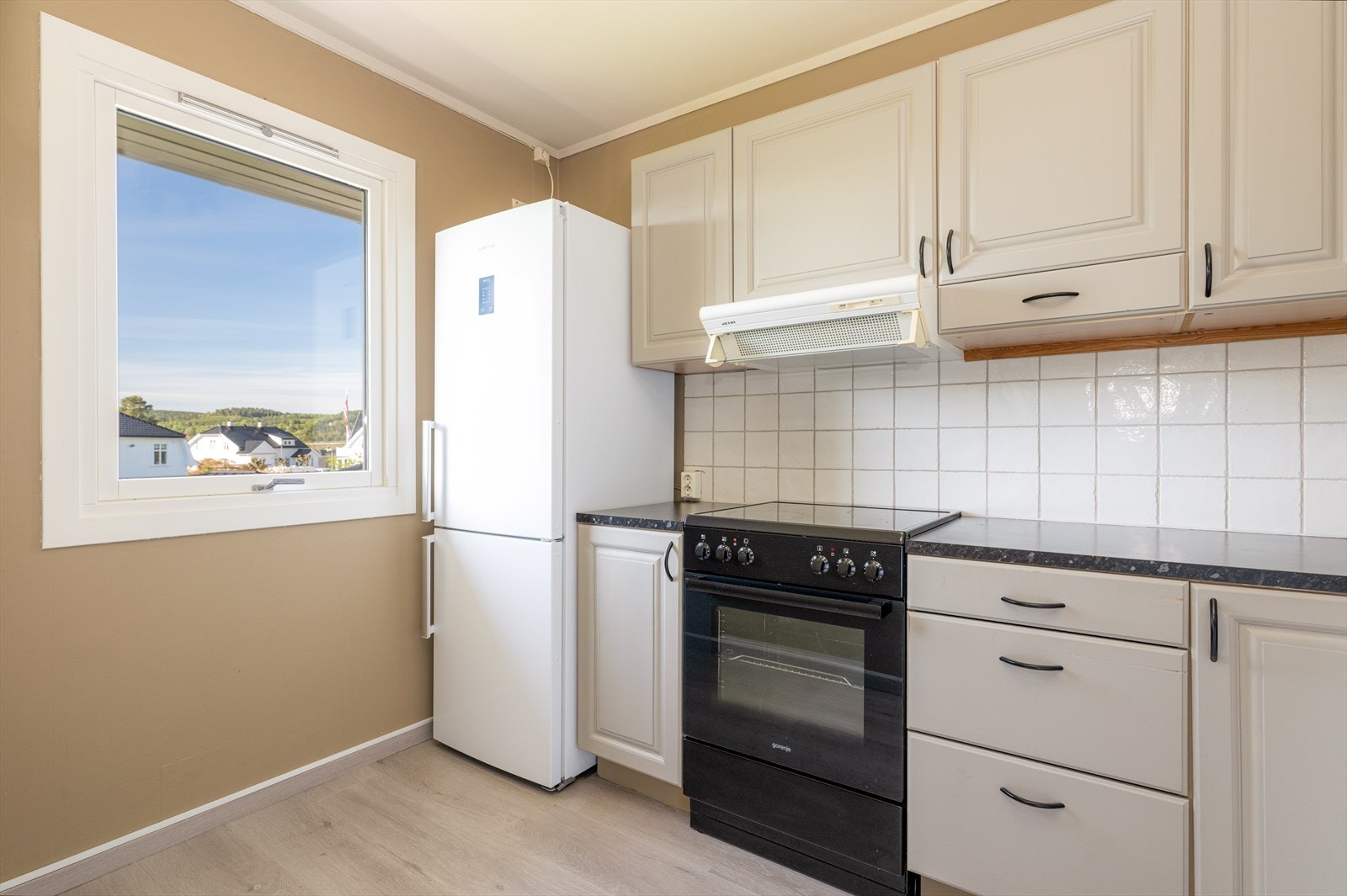 Her er avtrekk til komfyr ført ut i yttervegg. Varmtvannstank på 120 liter er plassert under kjøkkenbenk. Galleribilde