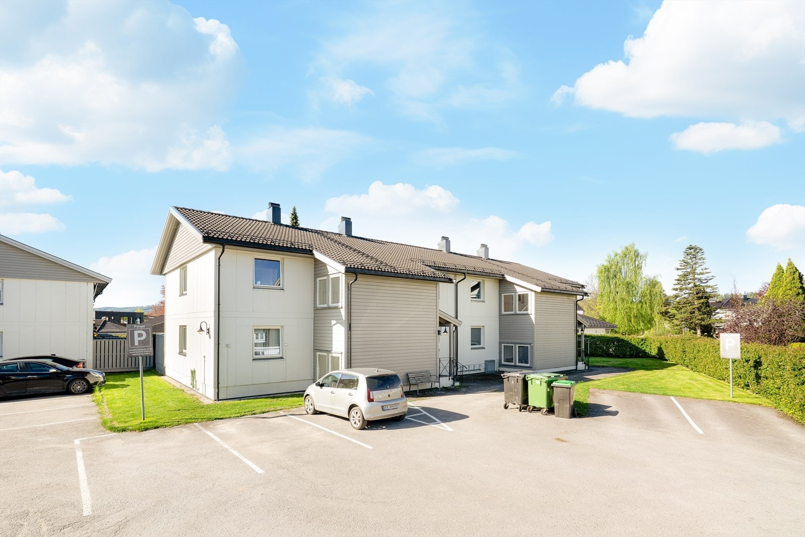 Parkering på borettslagets eiendom. Det er lademuligheter mot betaling. Galleribilde