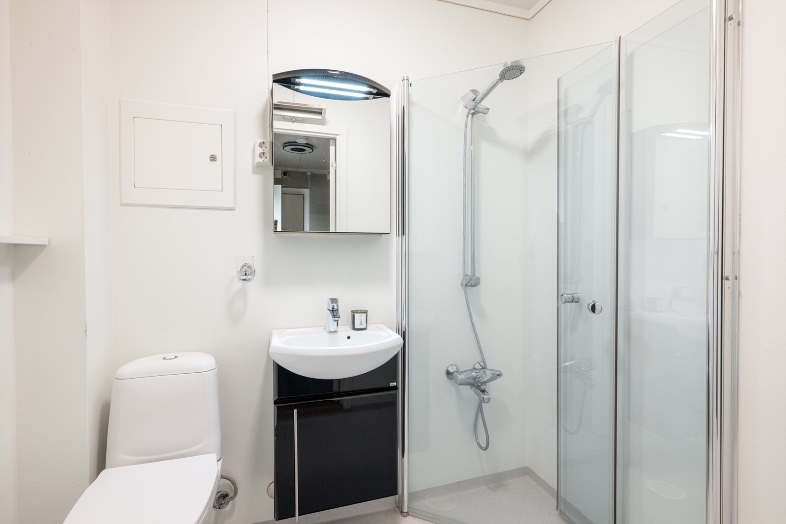 Badet er fra 2013, og har vinylbelegg på gulv, toalett, servant og dusjnisje med glassvegger. Ventilasjon via ventil i himling. Galleribilde