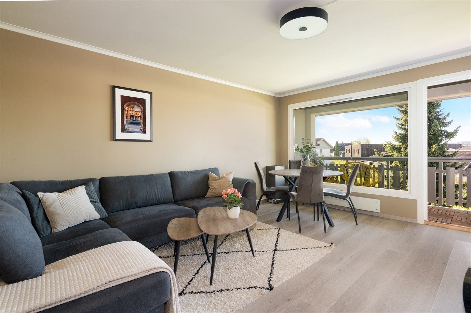 Velkommen til Gartnerløkka 15! Koselig og moderne 2-roms leilighet i 2. etasje med god standard. Inneholder entre/gang, kjøkken (malt i 2019), stue med utgang til balkong, bad fra 2013 og soverom. Galleribilde