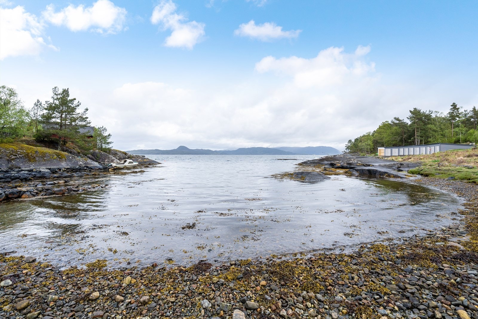 Nydelig strand med sandbunn og flotte svaberg hvor det utplasseres fastmontert stupebrett om sommeren for alles hygge. Galleribilde