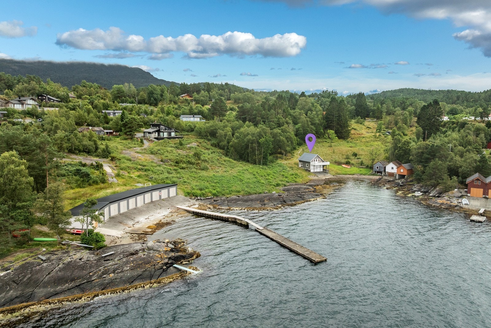 Stor boligeiendom med spesielt god beliggenhet like ovenfor den kjente badevika Husavika. Nydelig utsikt! Solrikt. Galleribilde
