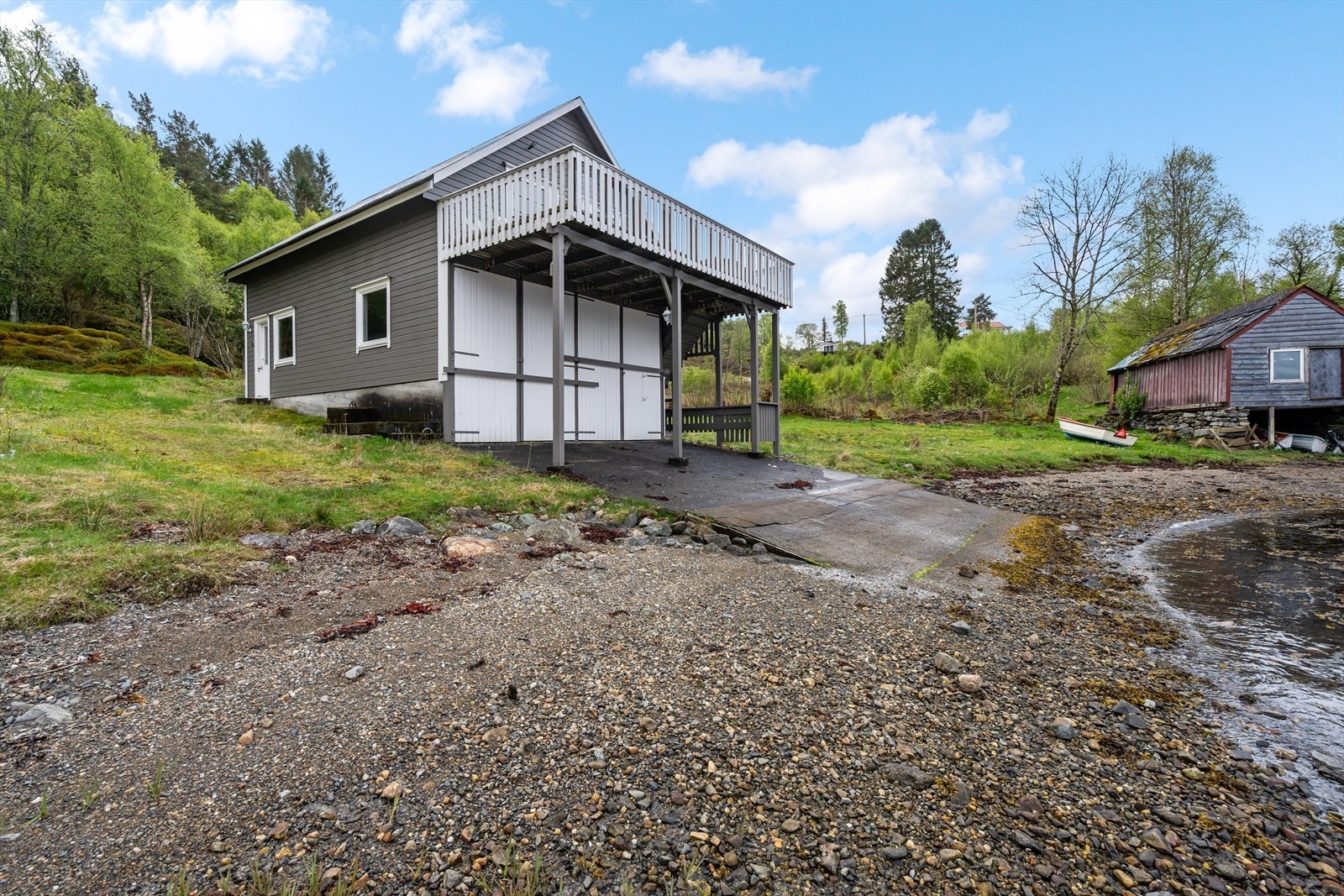 Naust med naustrom og bøteloft m/balkong - egen strand Galleribilde