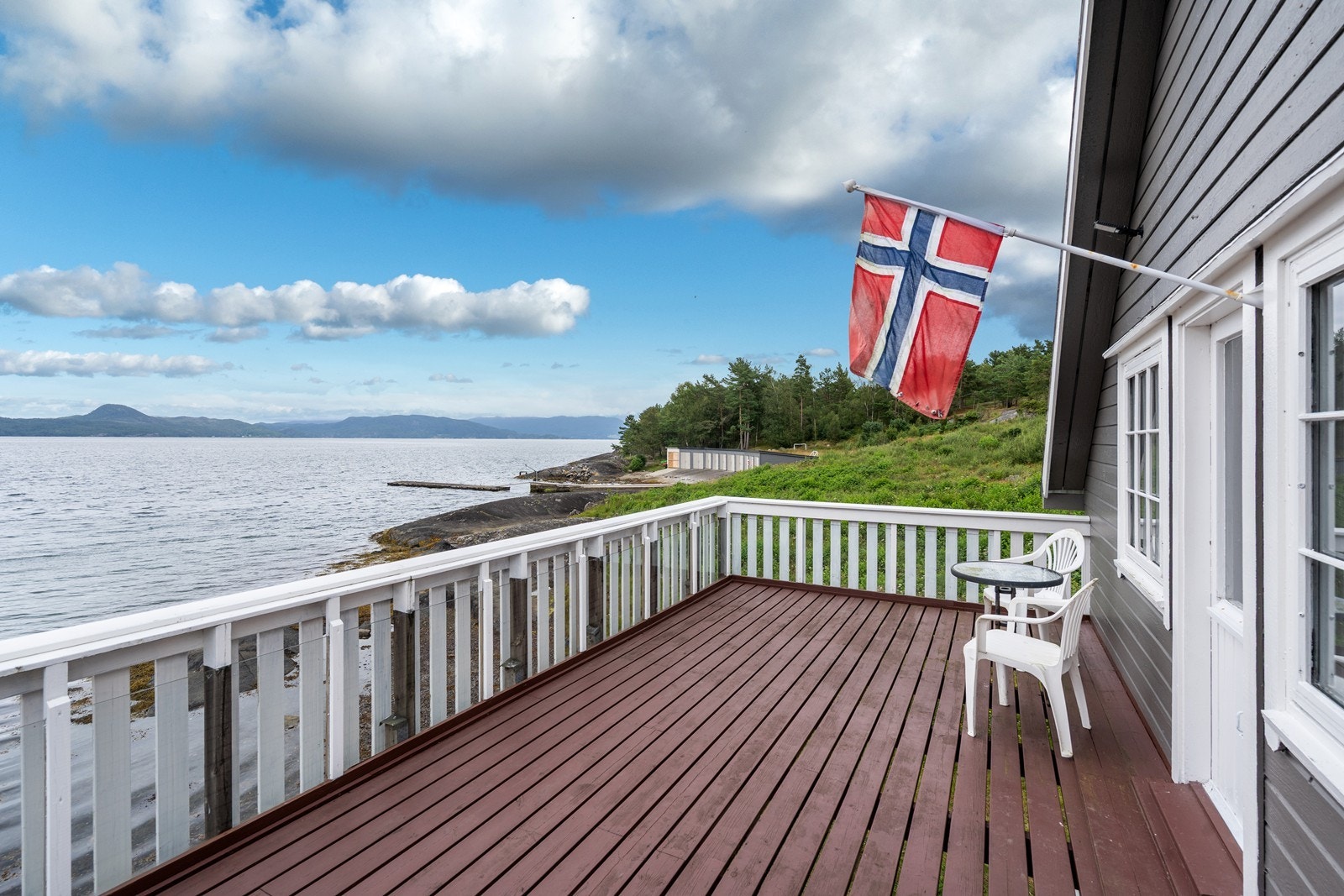 Fra terrassen har man god oversikt over hele badvika Galleribilde