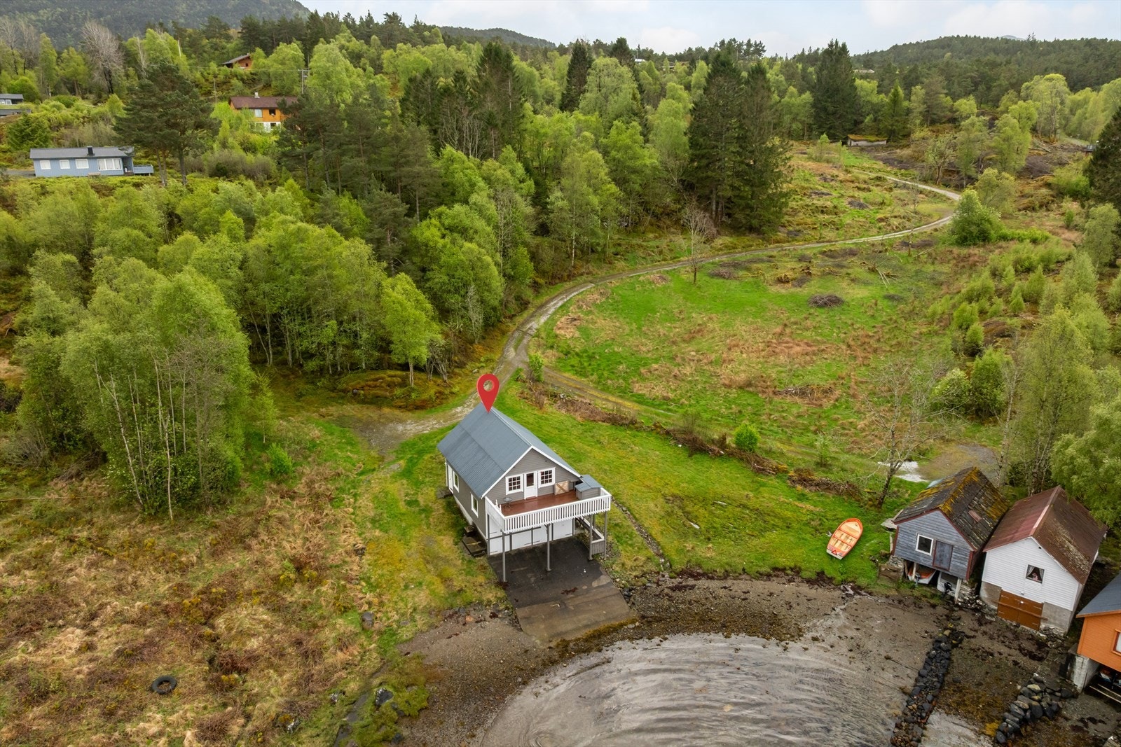 Uinnredet naust med loft. Naustrom nede og bøteloft med balkong oppe. Enkel standard. Oppført år 1999-2000. Galleribilde