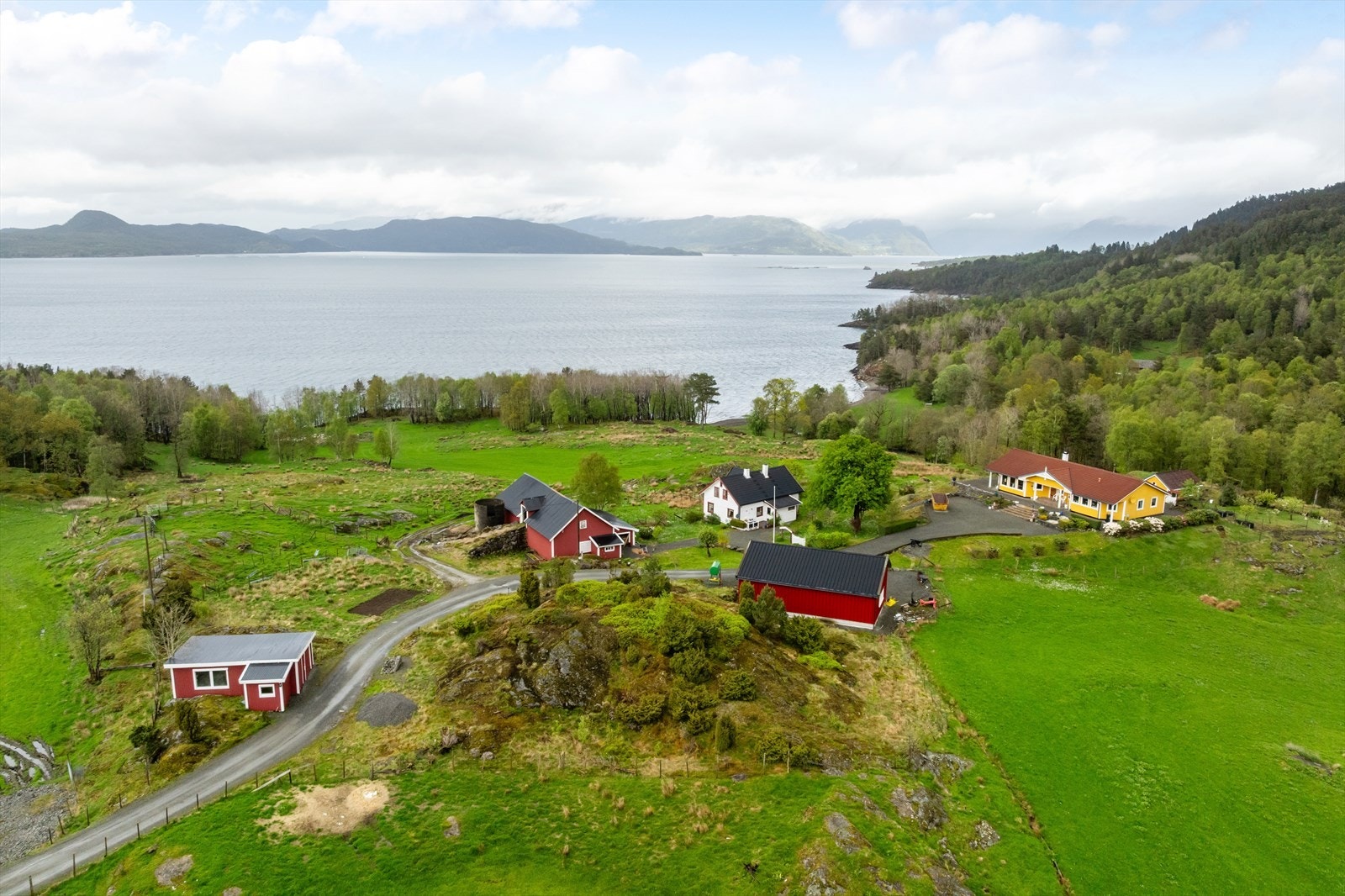 Tunet ligger for seg selv på en høyde like ovenfor to flotte badeviker Galleribilde