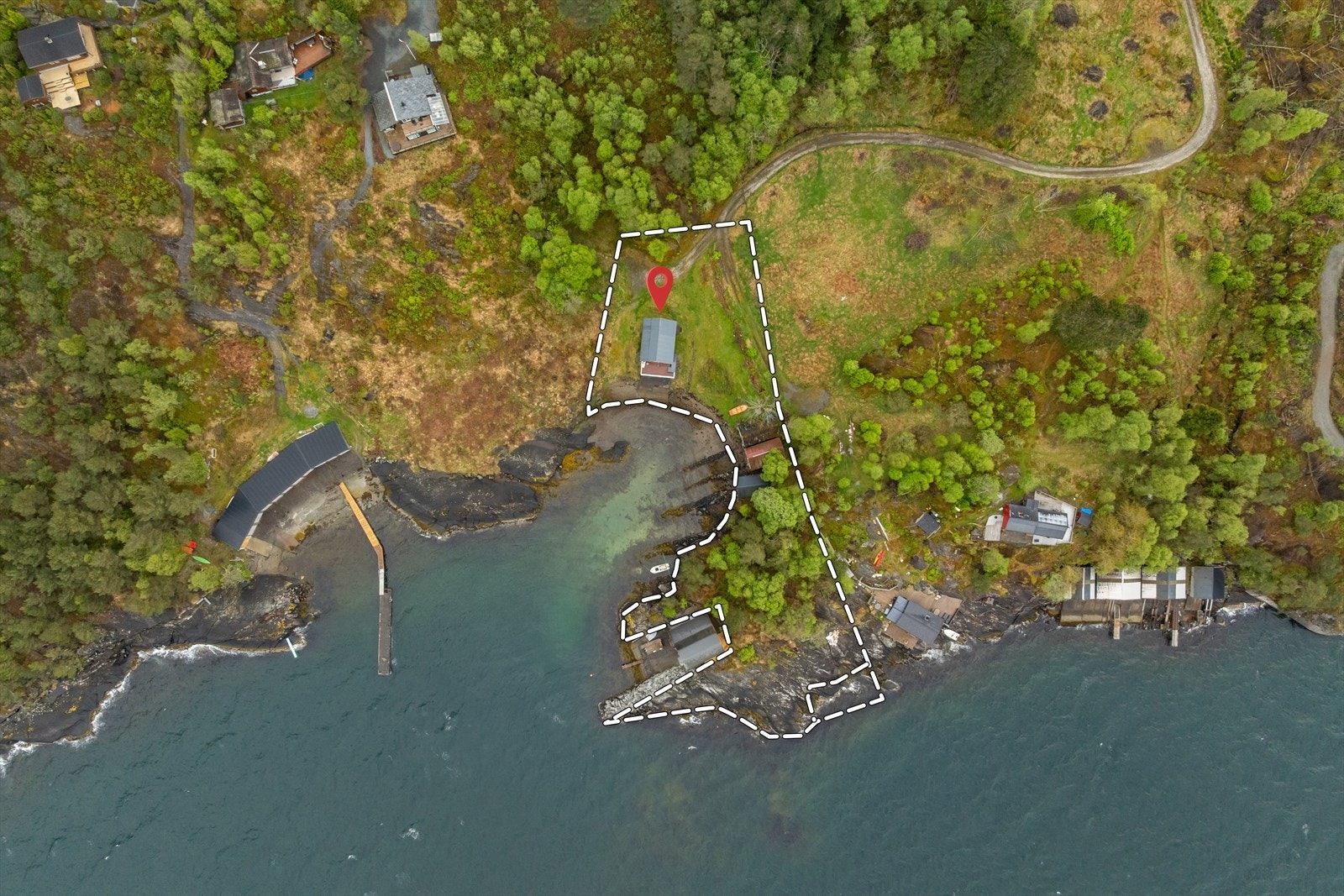 Areal til sjø (to parseller) som består av strand og svaberg som innbyr til bading og ikke minst aktiviteter som båtsport, fiske mm. Galleribilde