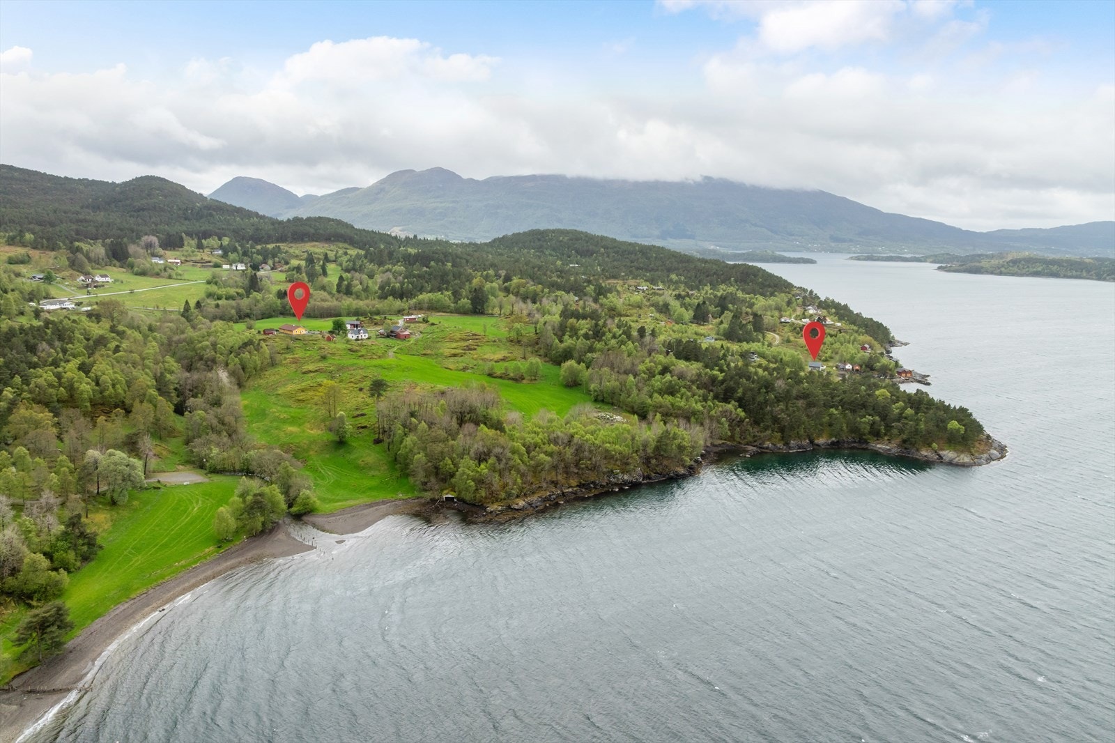 I tillegg til badestrand ved naustet ligger også den lange vakre Sandvikstranda (Kviesanden) like nedefor bolighuset. Galleribilde