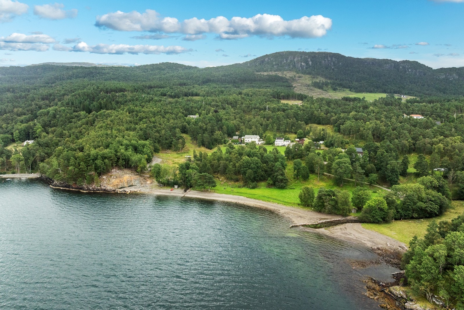 Kviesanden - den fineste sandstranda langs hele Skåneviksstranda like nedenfor eiendommen. Galleribilde