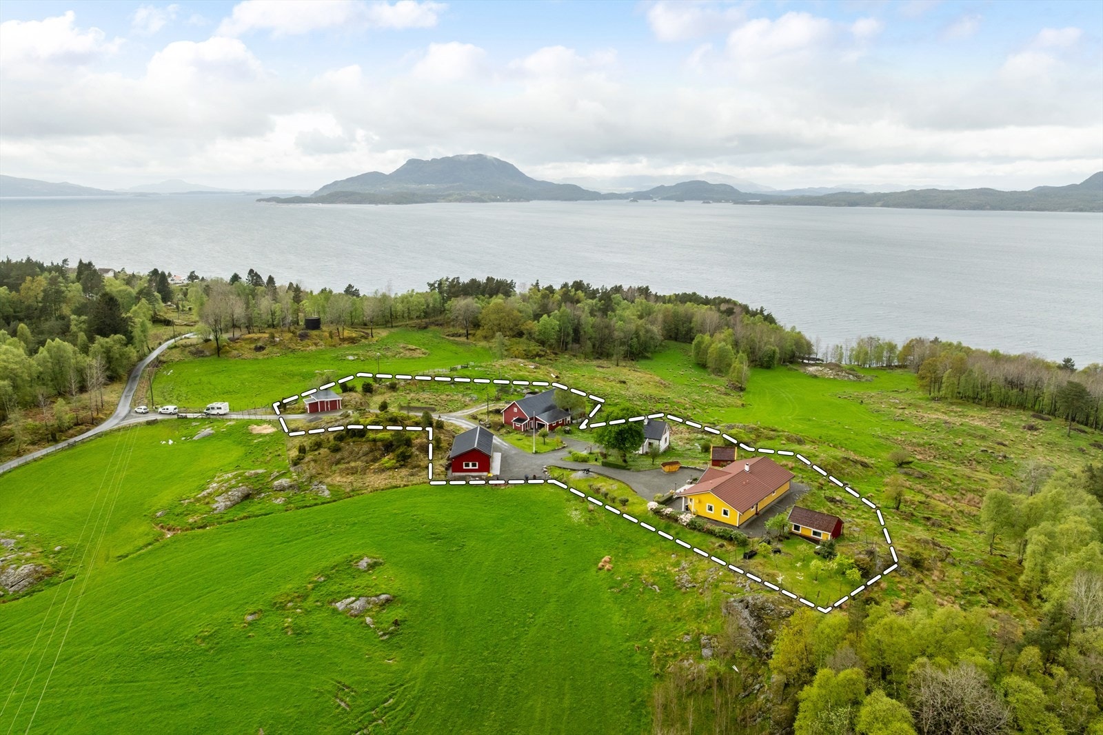 Stor og flott eiendom med store grøntarealer god plass for rekreasjon. Meget god parkering i gruset gårdsrom. Flott innholdsrik frukthage som byr på mange godbiter. Galleribilde