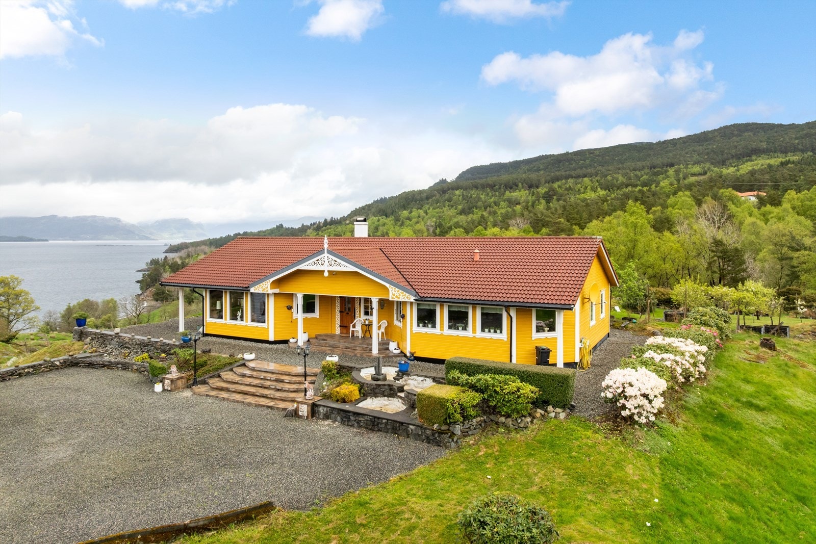 Hovedhuset er bygget i år 2000 og fremstår i god stand. Galleribilde