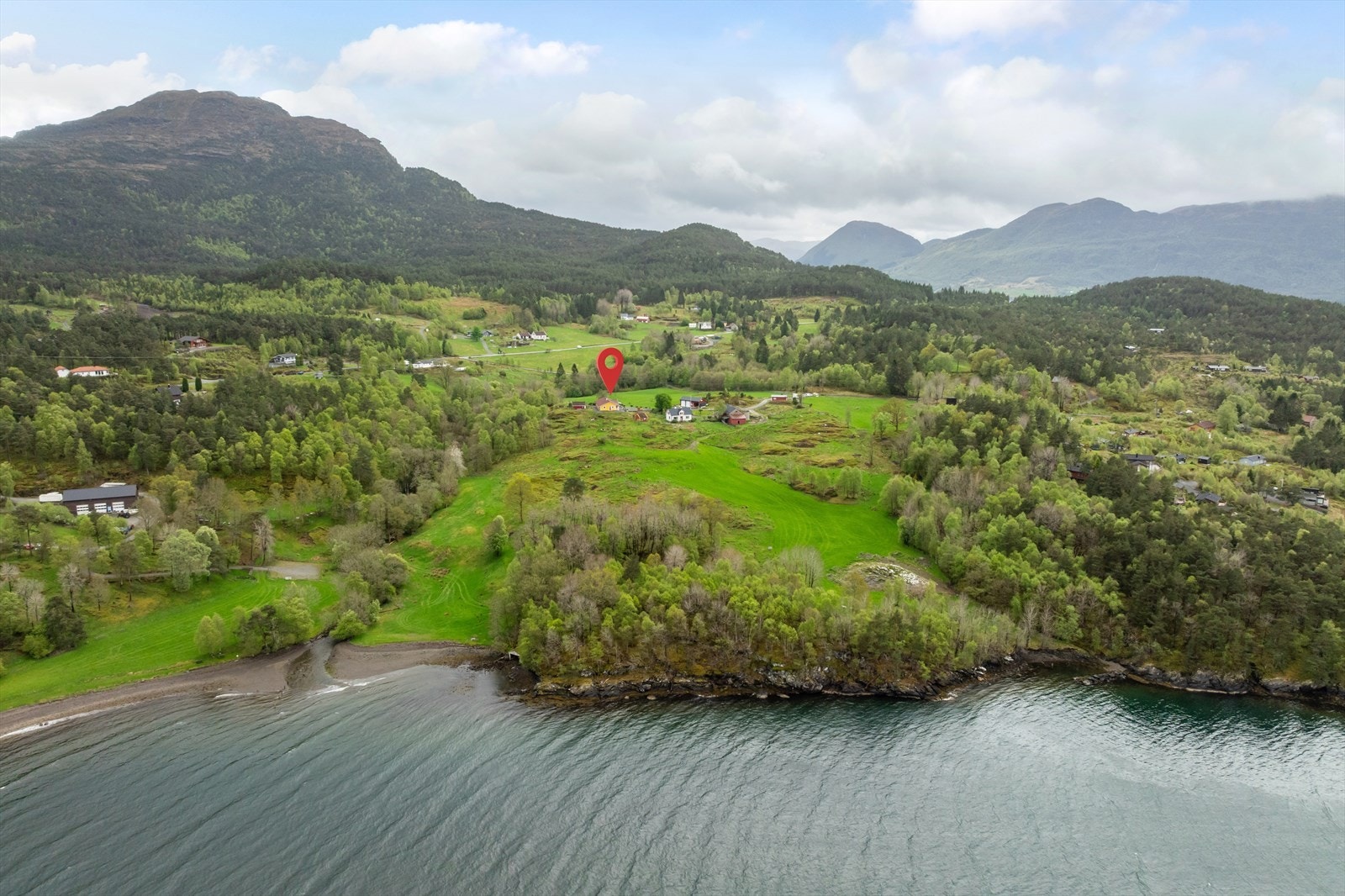 Sandviksstranda (Kviesanden) til venstre - bolighuset midt i bildet. Galleribilde