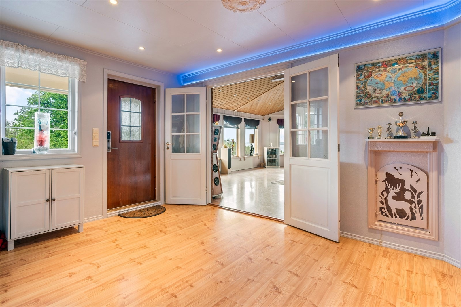 Inngang til romslig gang Galleribilde