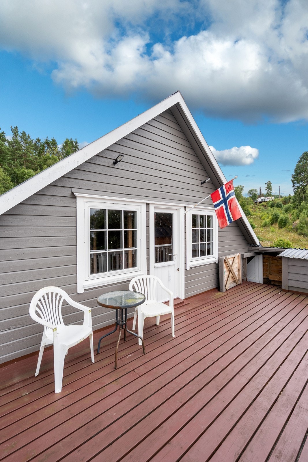 Terrasse på naustet hvor man kan nyte sommerkveldene i Husavika. Galleribilde