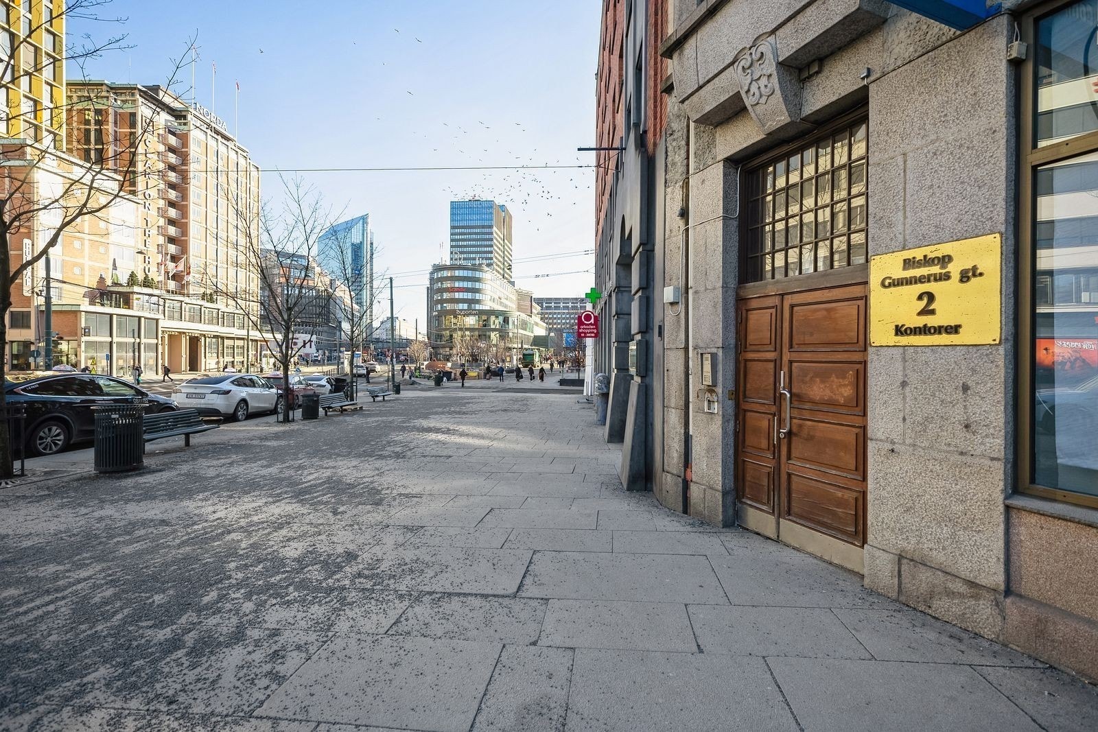 Godt synlig inngangsparti fra gaten Galleribilde