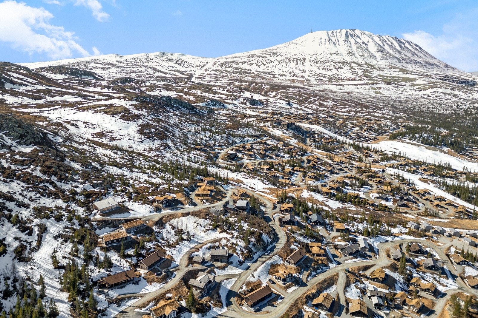 Skianlegget på Gausta/Gaustablikk er kjent for å være snøsikkert og for å åpne tidlig hvert år. Gjennom de siste årene har området utviklet seg til et moderne skianlegg med tilbud for hele familien Galleribilde