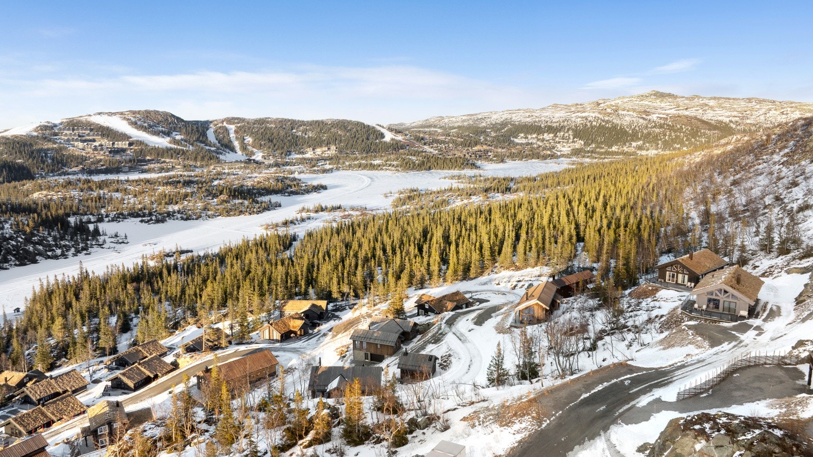Det store Gaustablikk Høyfjellshotell og populære Den Lykkelige Sportsmann Gjestehus med afterski og servering ligger langs Kvitåvatnvegen Galleribilde
