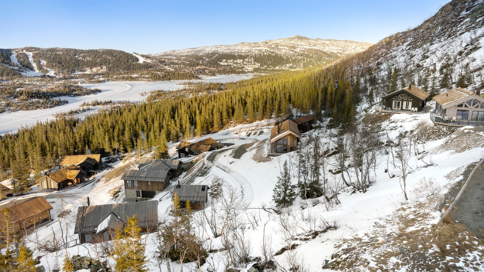 Gaustatoppen Naturpark byr på en utrolig naturskjønn beliggenhet. Utsikten fra tomten/området er betagende, med panoramautsikt over Kvitåvatn Galleribilde