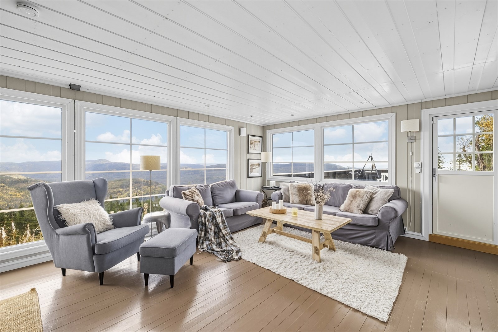 Fra stuevinduet ser du fjellene i horisonten og kjenner på stillheten som bare naturen kan gi Galleribilde