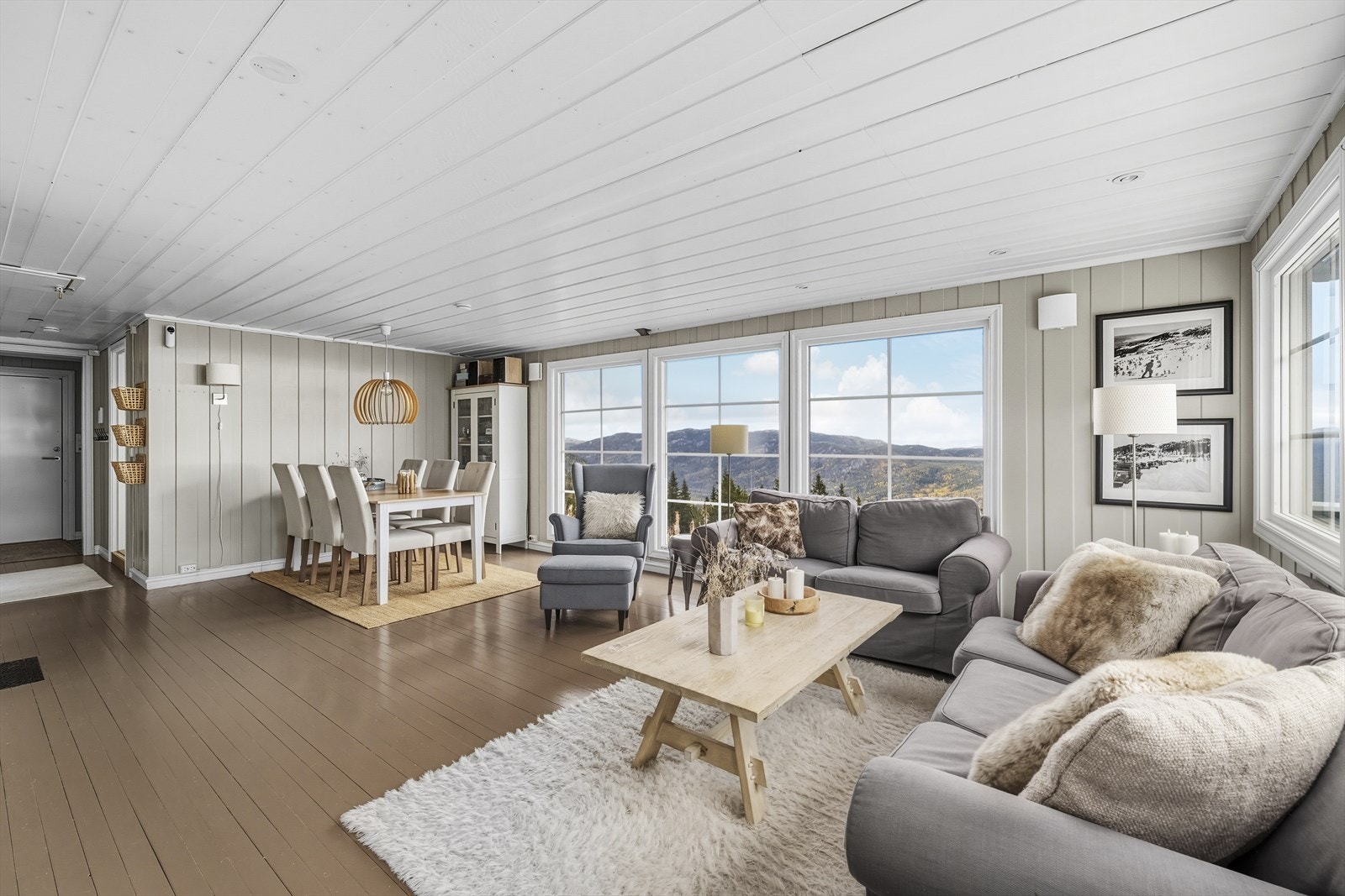 Store vindusflater gjør at den nydelig utsikten kan nytes i rolige og avslappende omgivelser Galleribilde